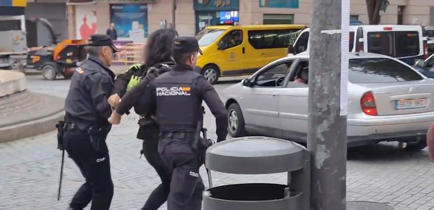 Agentes de Policía Nacional conducen a un joven a un furgón policial