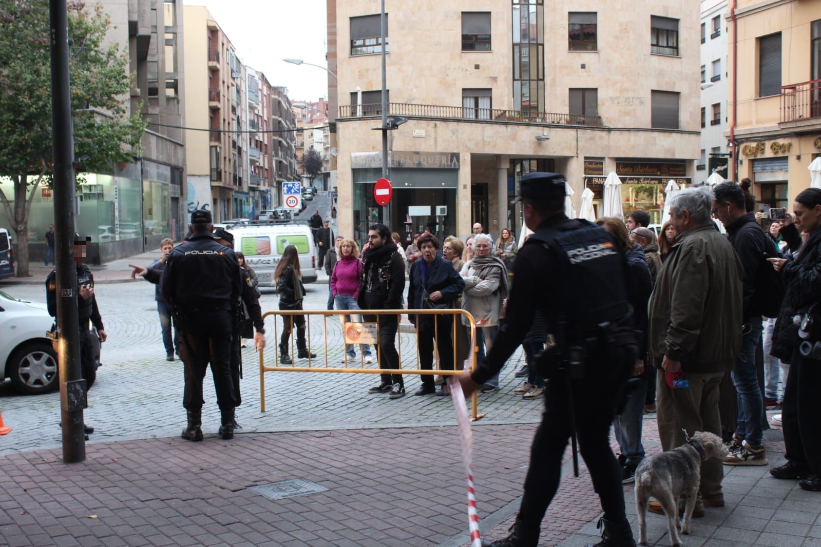 Un detenido en las protestas por la tala de árboles en la plaza del Oeste. Foto: Mikel Antúnez