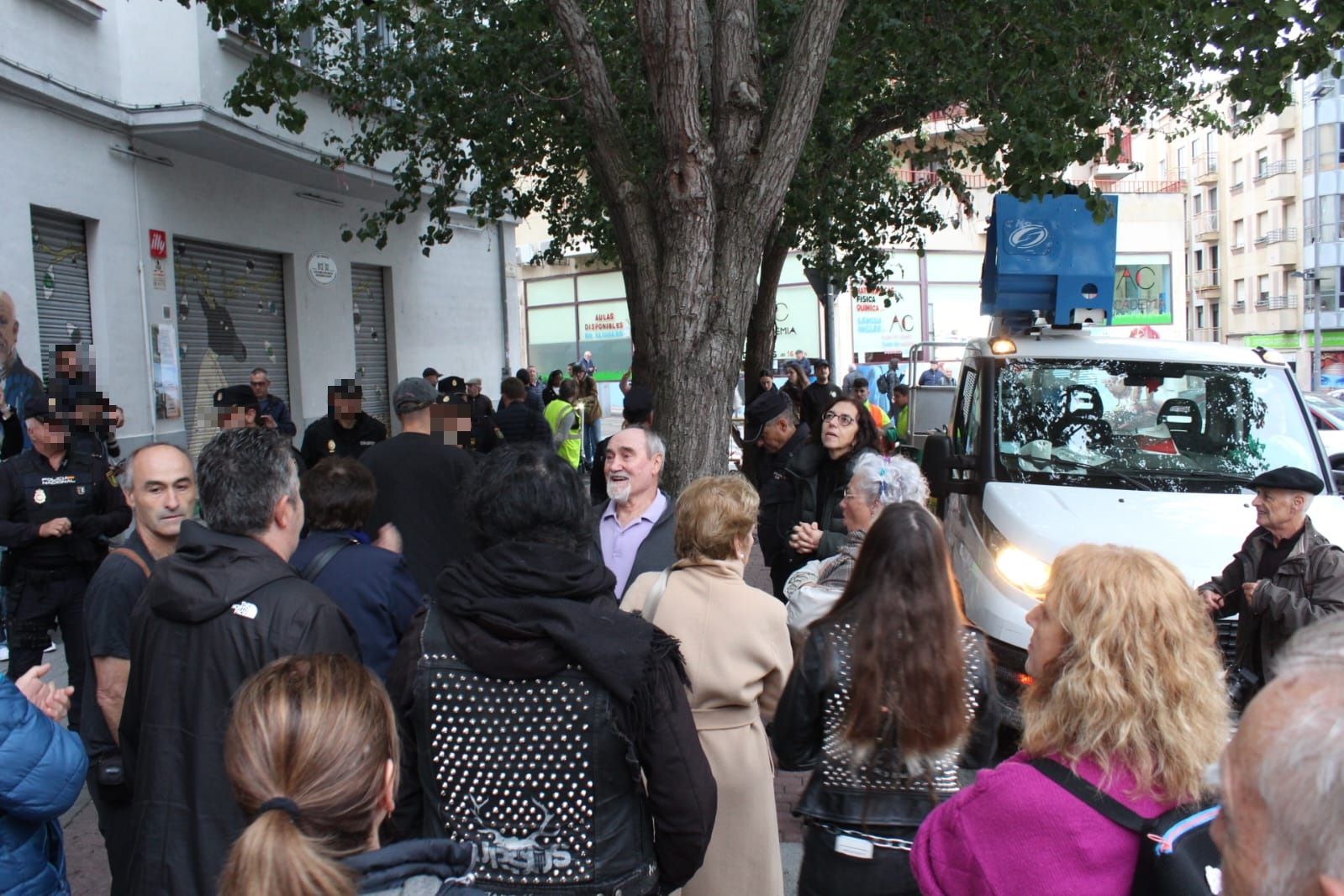 Un detenido en las protestas por la tala de árboles en la plaza del Oeste