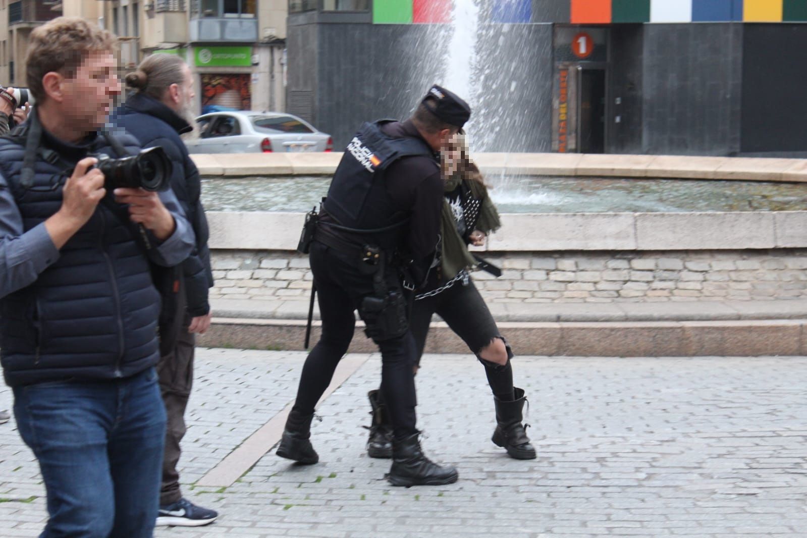 Un detenido en las protestas por la tala de árboles en la plaza del Oeste