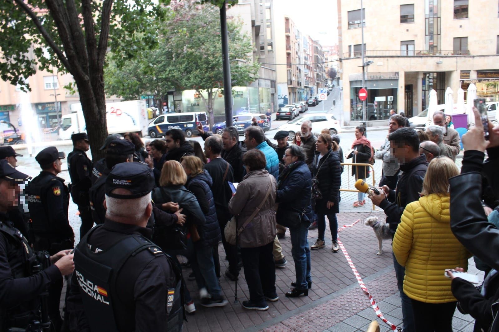 Un detenido en las protestas por la tala de árboles en la plaza del Oeste