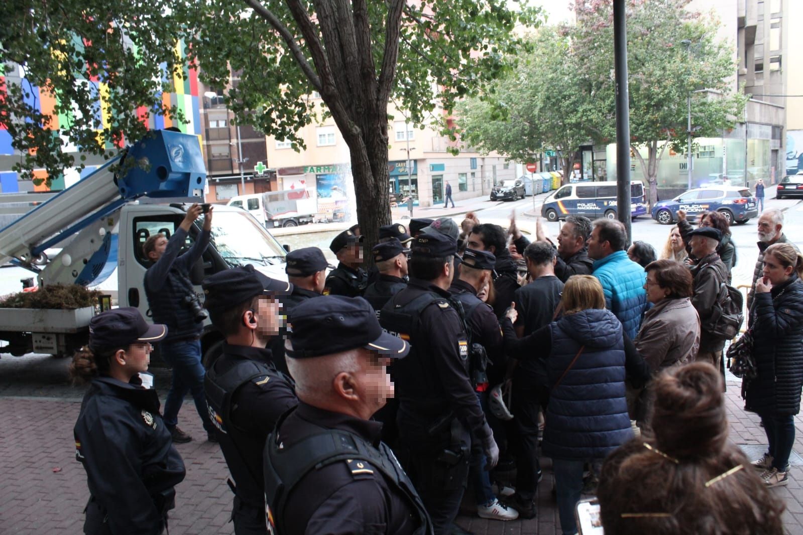 Un detenido en las protestas por la tala de árboles en la plaza del Oeste