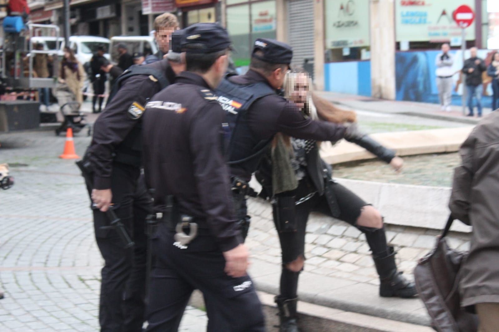 Un detenido en las protestas por la tala de árboles en la plaza del Oeste