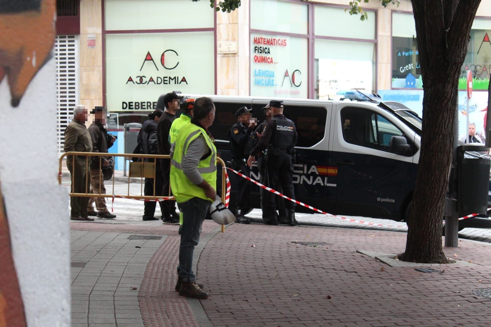 Un detenido en las protestas por la tala de árboles en la plaza del Oeste