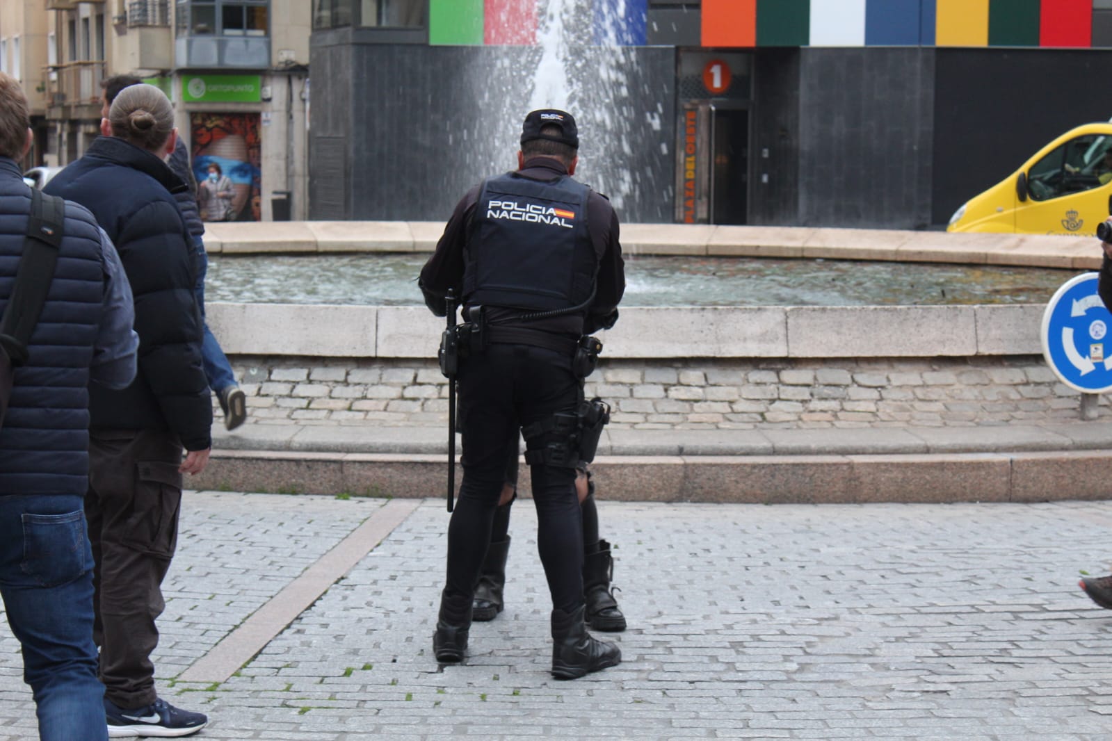 Un detenido en las protestas por la tala de árboles en la plaza del Oeste