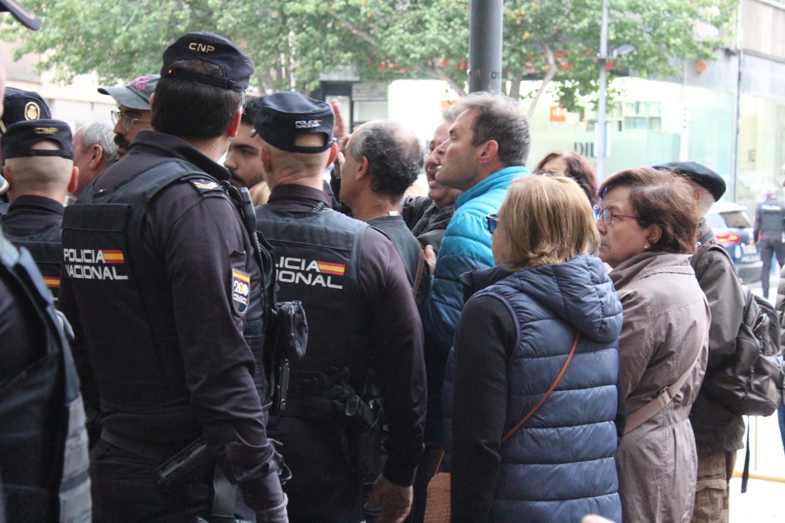 Un detenido en las protestas por la tala de árboles en la plaza del Oeste