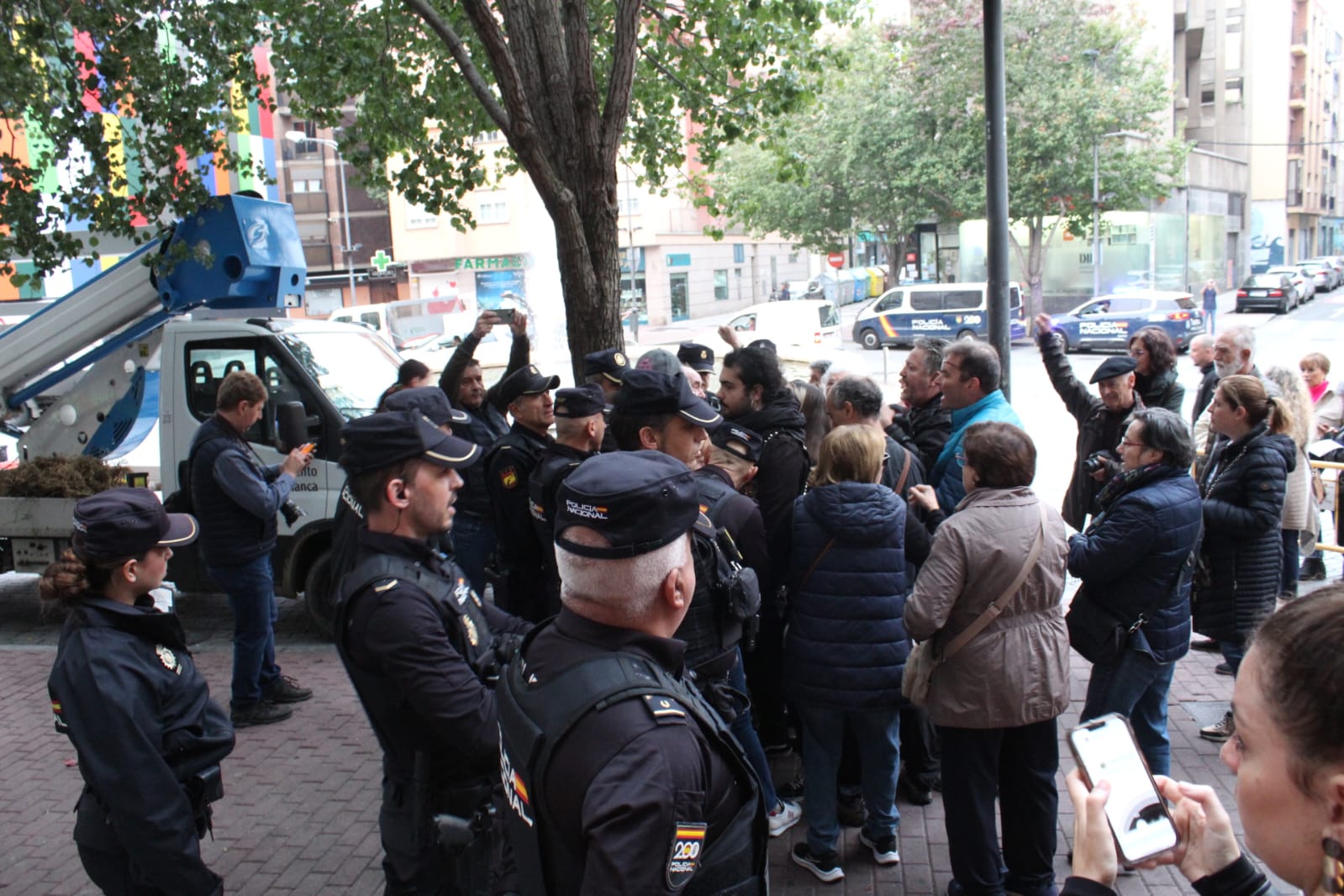 Un detenido en las protestas por la tala de árboles en la plaza del Oeste