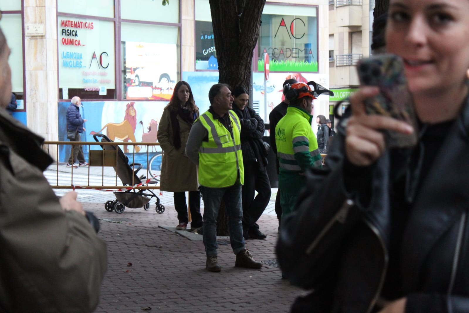 Un detenido en las protestas por la tala de árboles en la plaza del Oeste