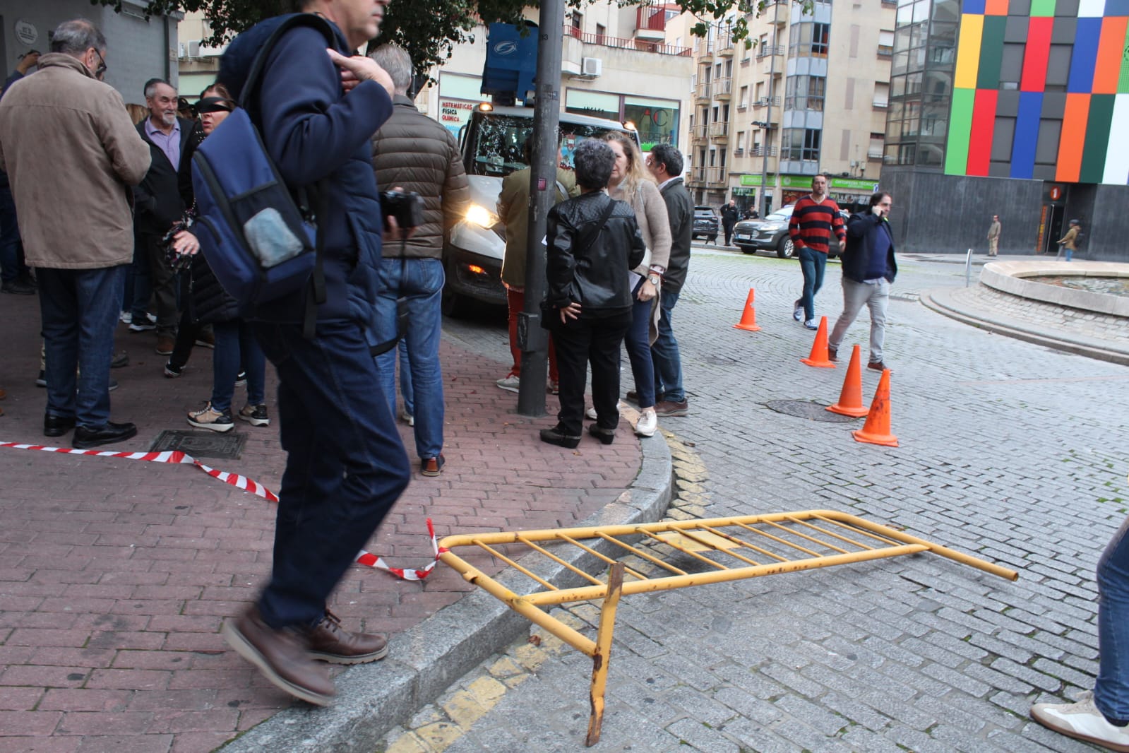 Un detenido en las protestas por la tala de árboles en la plaza del Oeste