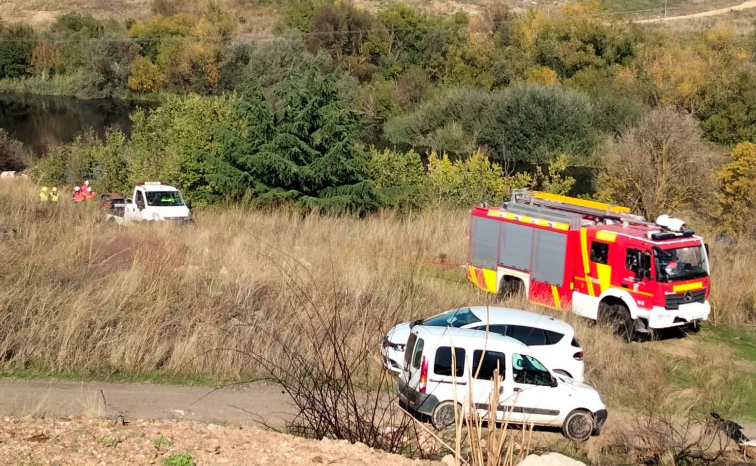 Rescatan un vehículo en la zona del Polvorín de Tejares  (2)