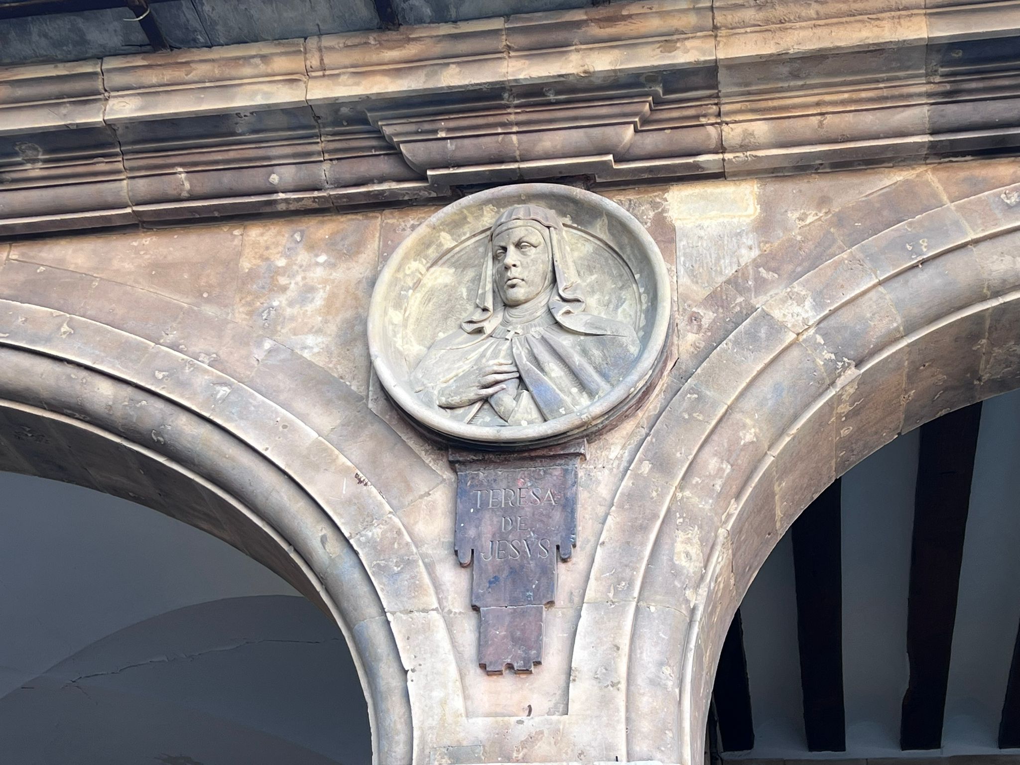 Medallón de Santa Teresa en la Plaza Mayor 