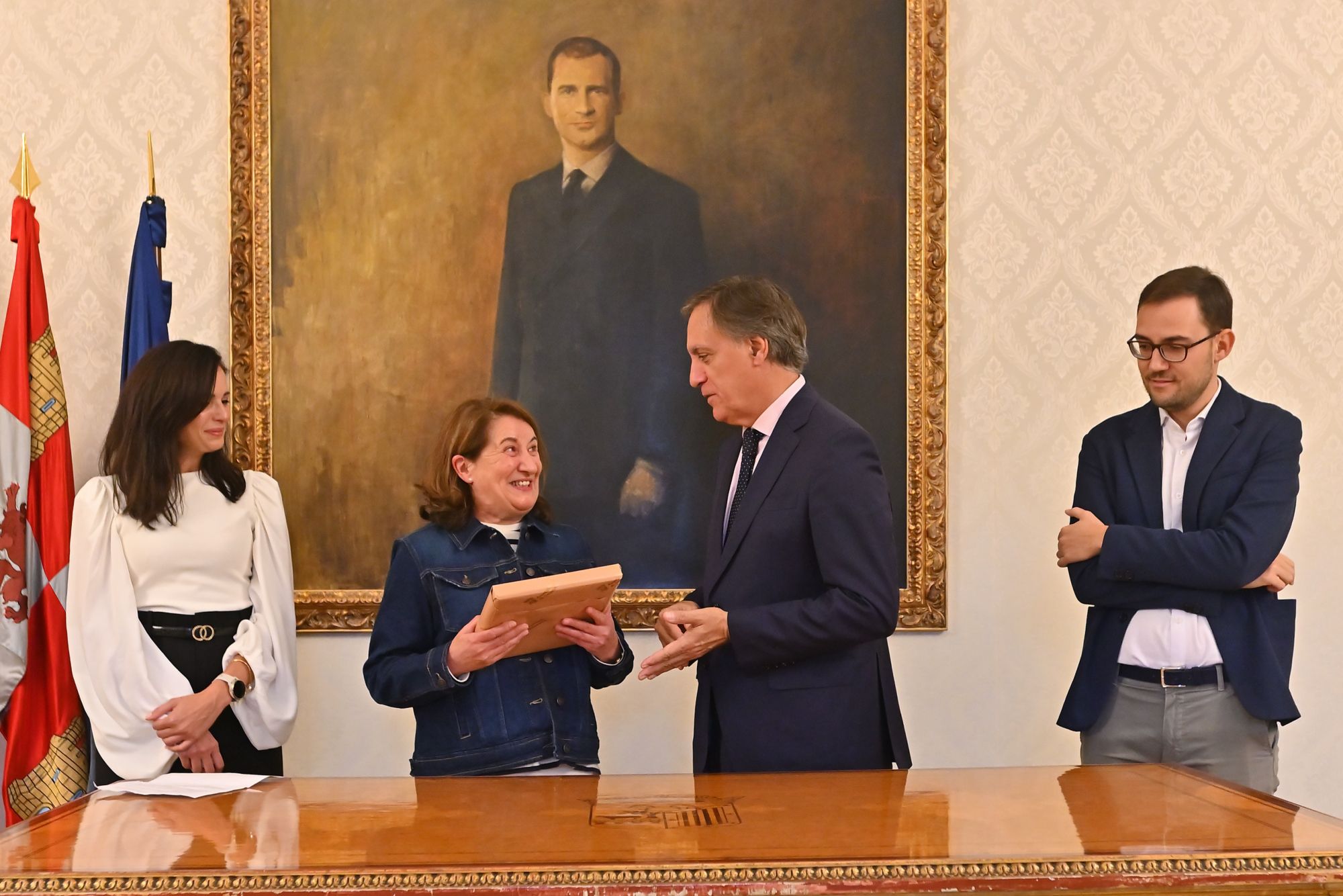 Carbayo recibe a Teresa González. Foto Ayuntamiento de Salamanca