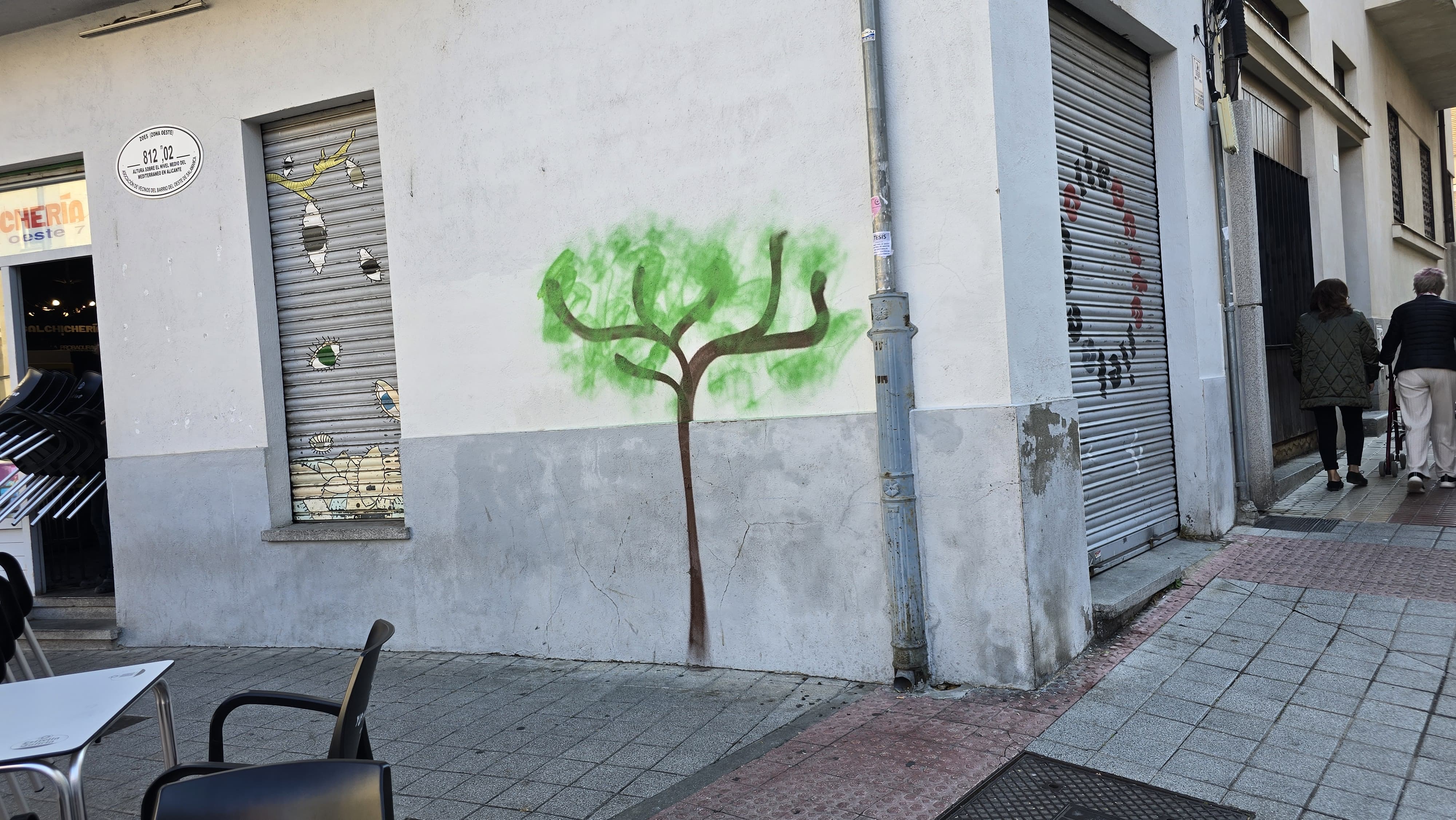 Pintan árboles en una de las paredes de la plaza del Oeste tras la tala de los mismos. S24H