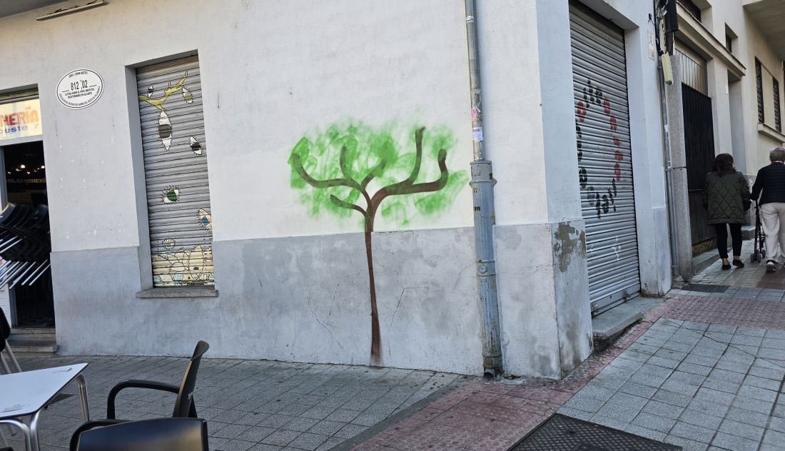 Pintan árboles en una de las paredes de la plaza del Oeste tras la tala de los mismos. S24H