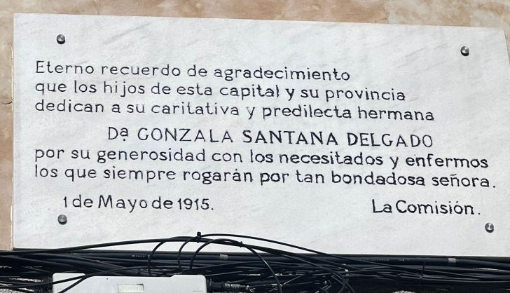 Placa en recuerdo de Gonzala Santana 