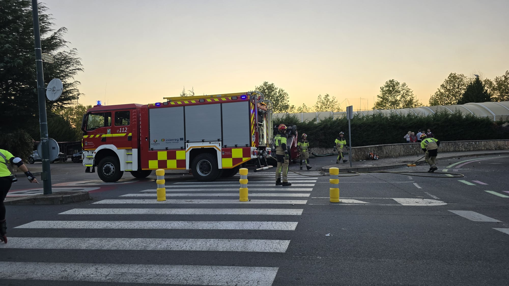 Herido grave al volcar con su turismo en la avenida de la Vega de Salamanca