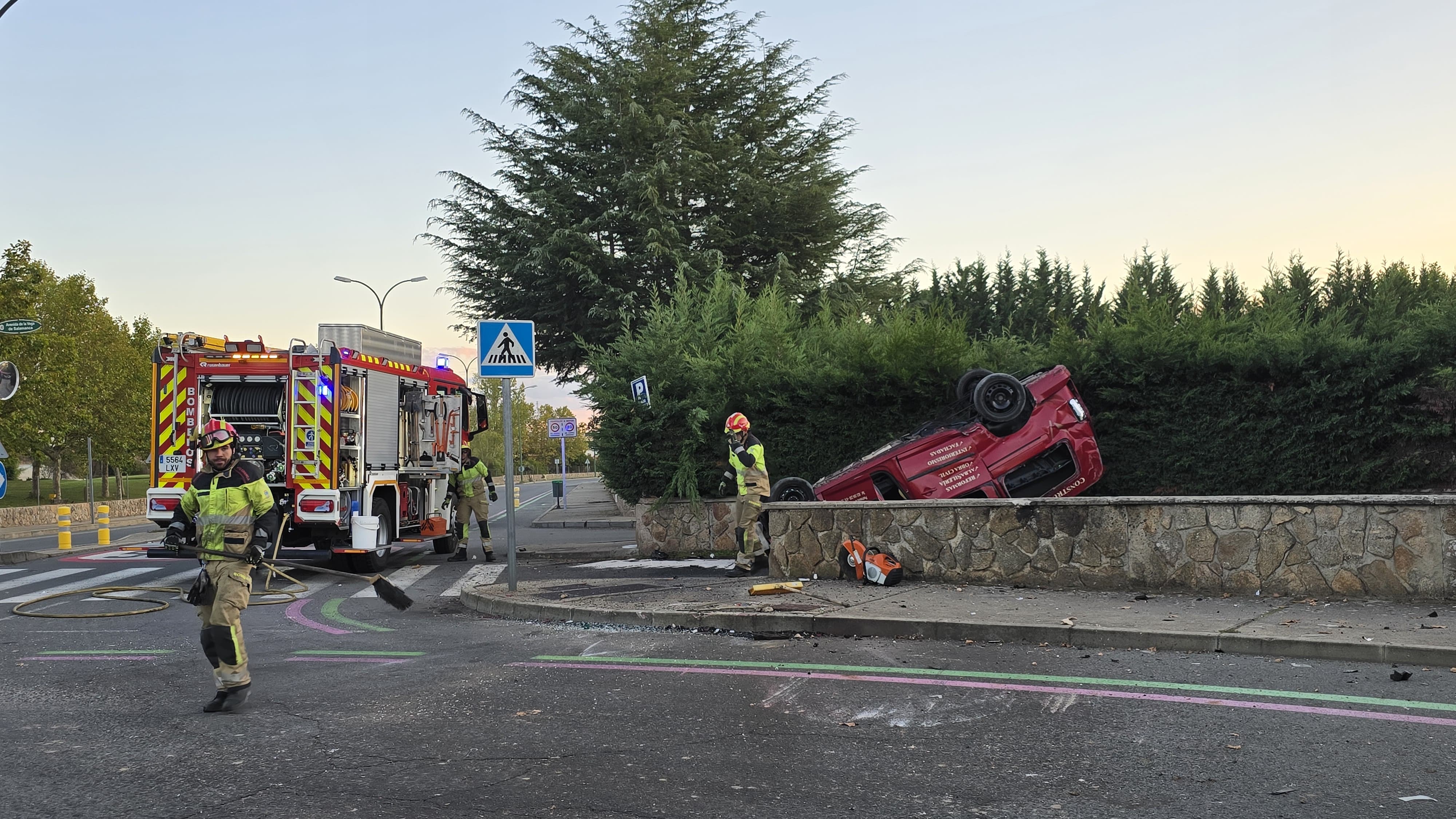 Herido grave al volcar con su turismo en la avenida de la Vega de Salamanca (1)