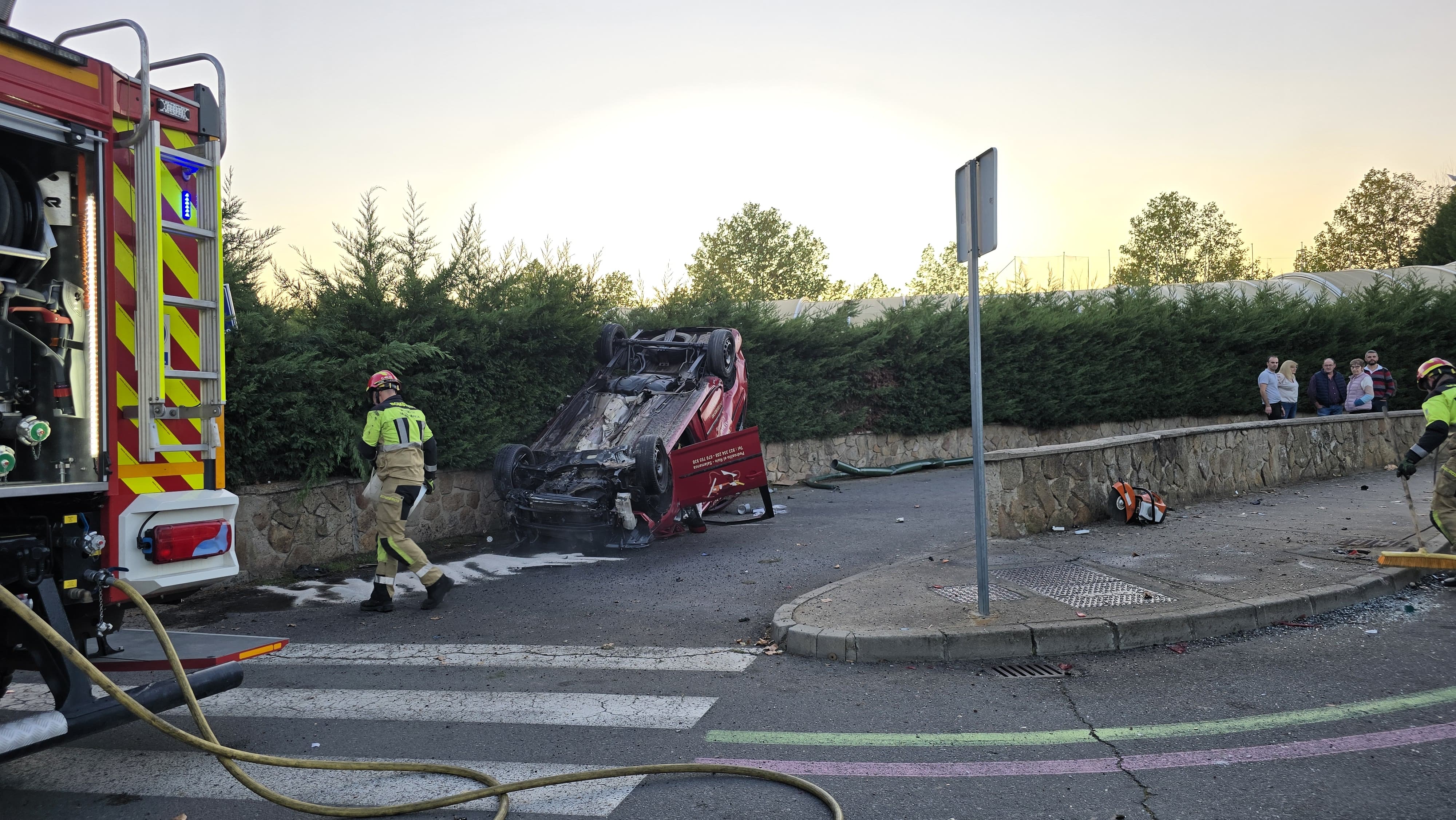 Herido grave al volcar con su turismo en la avenida de la Vega de Salamanca (2)