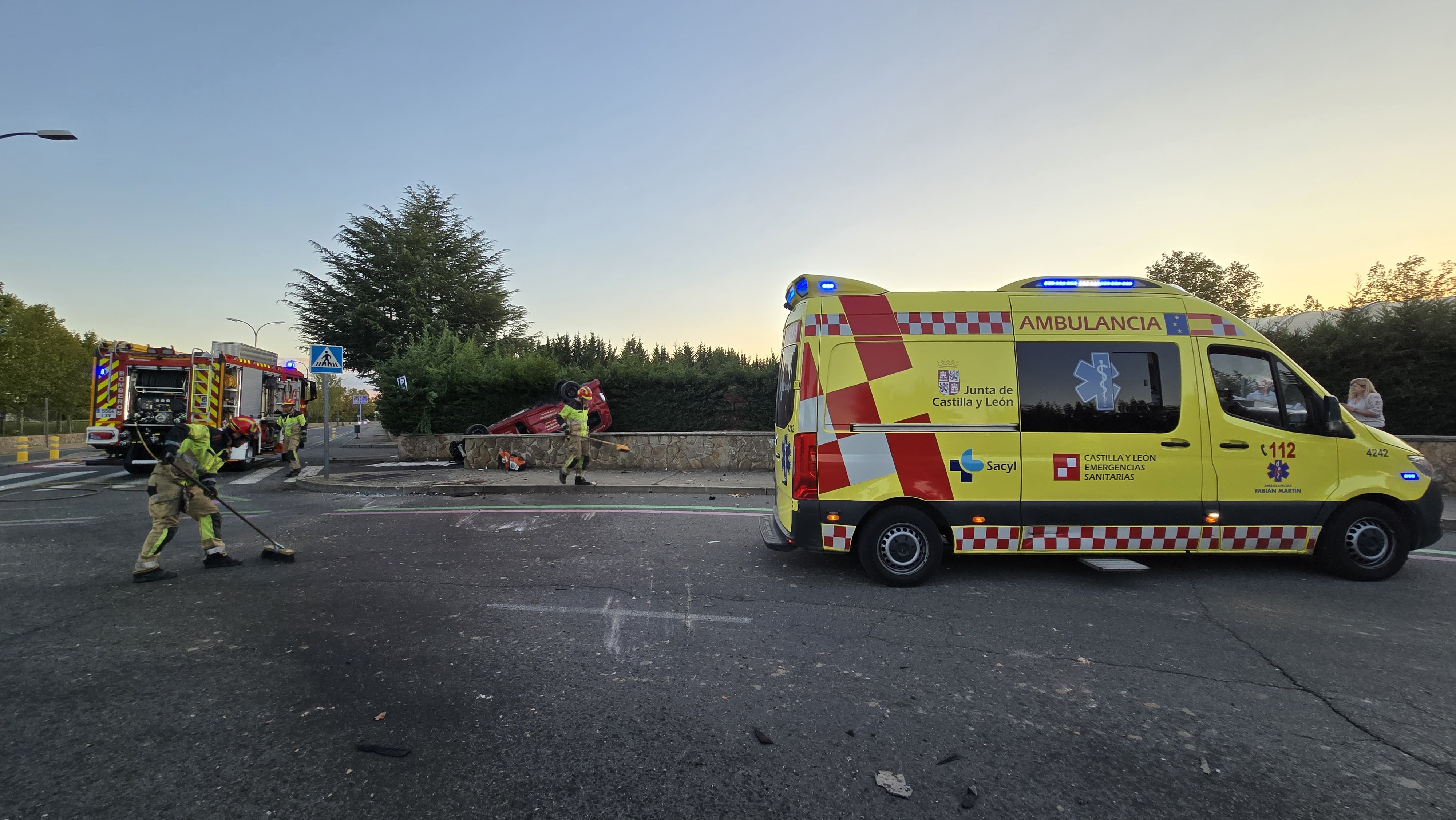 Herido grave al volcar con su turismo en la avenida de la Vega de Salamanca (3)