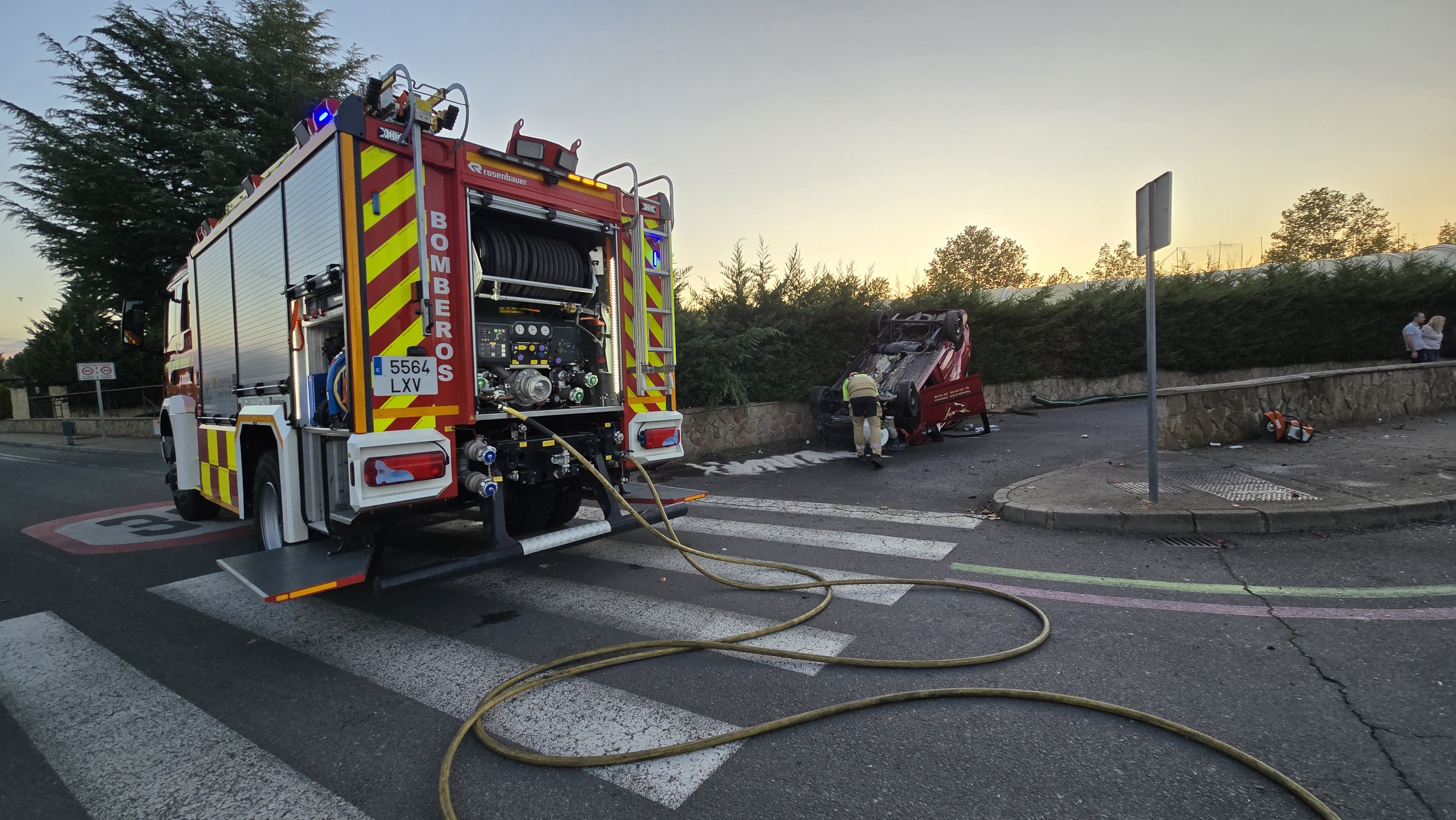 Herido grave al volcar con su turismo en la avenida de la Vega de Salamanca (4)