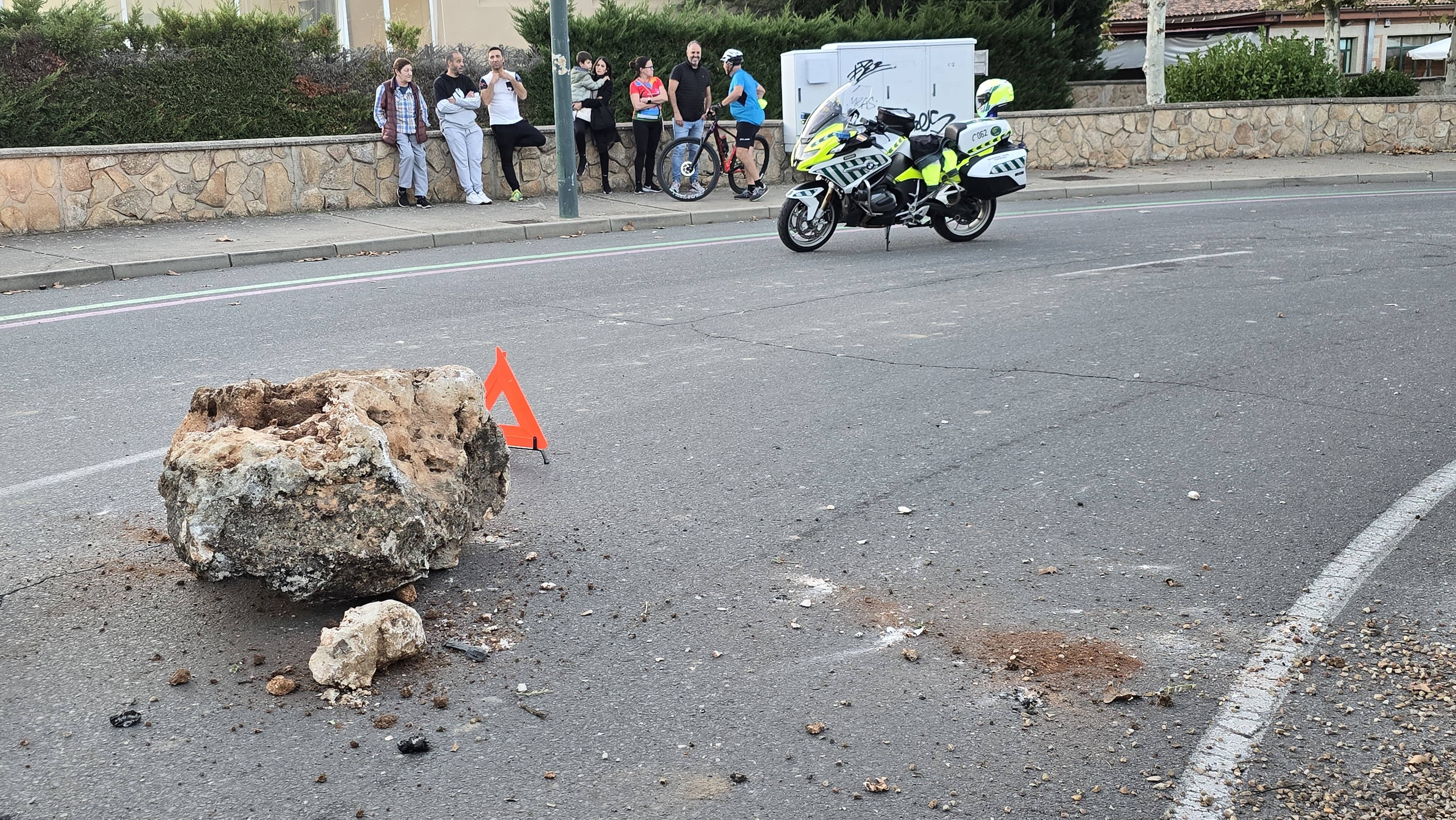 Herido grave al volcar con su turismo en la avenida de la Vega de Salamanca (5)