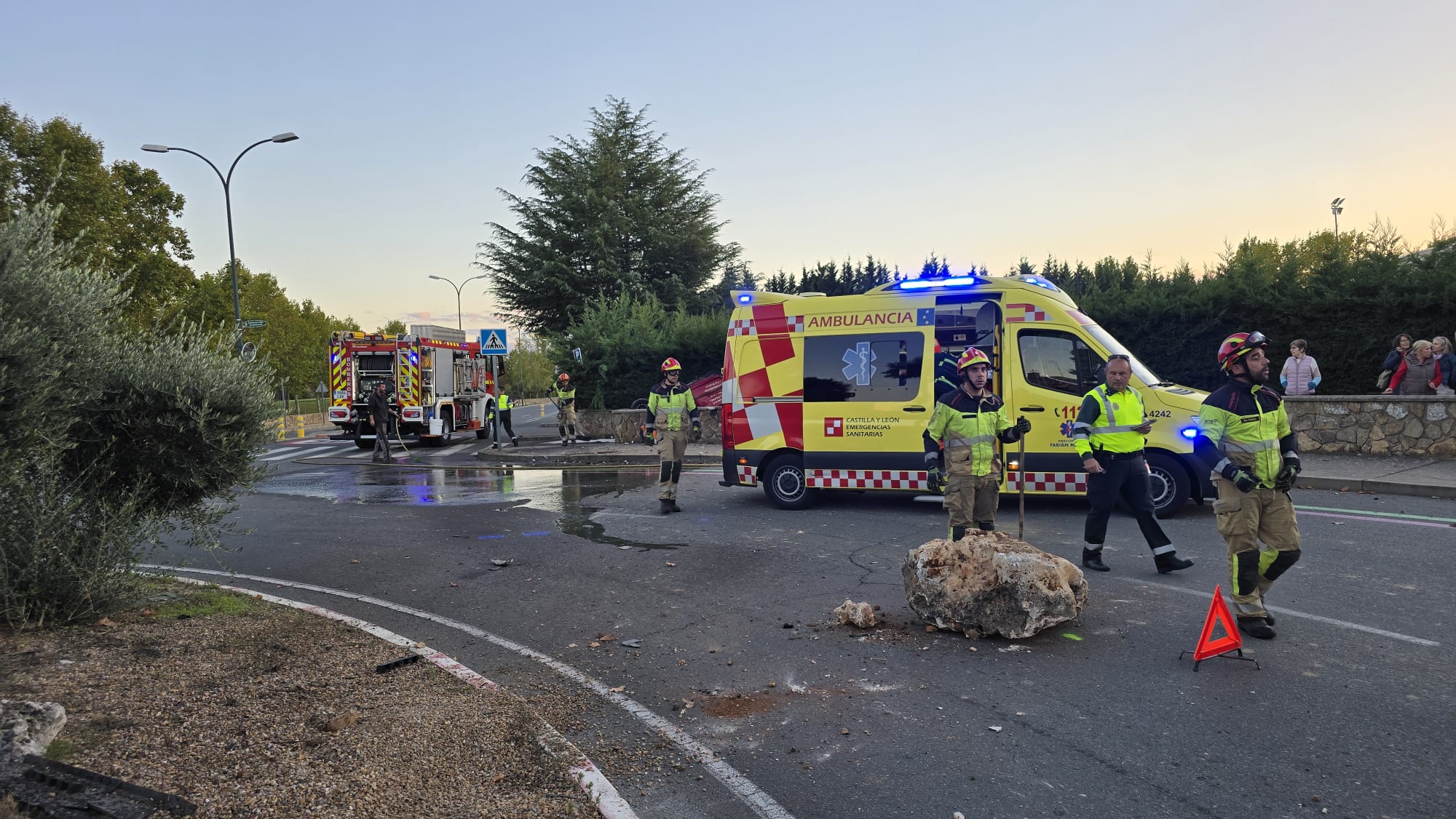 Herido grave al volcar con su turismo en la avenida de la Vega de Salamanca (6)