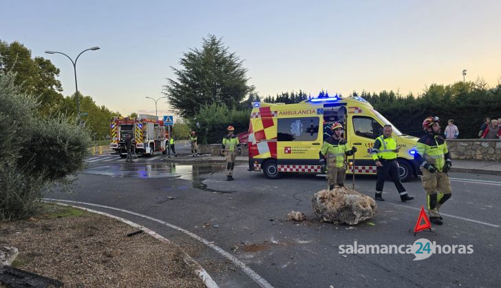 Herido grave al volcar con su turismo en la avenida de la Vega de Salamanca (6)