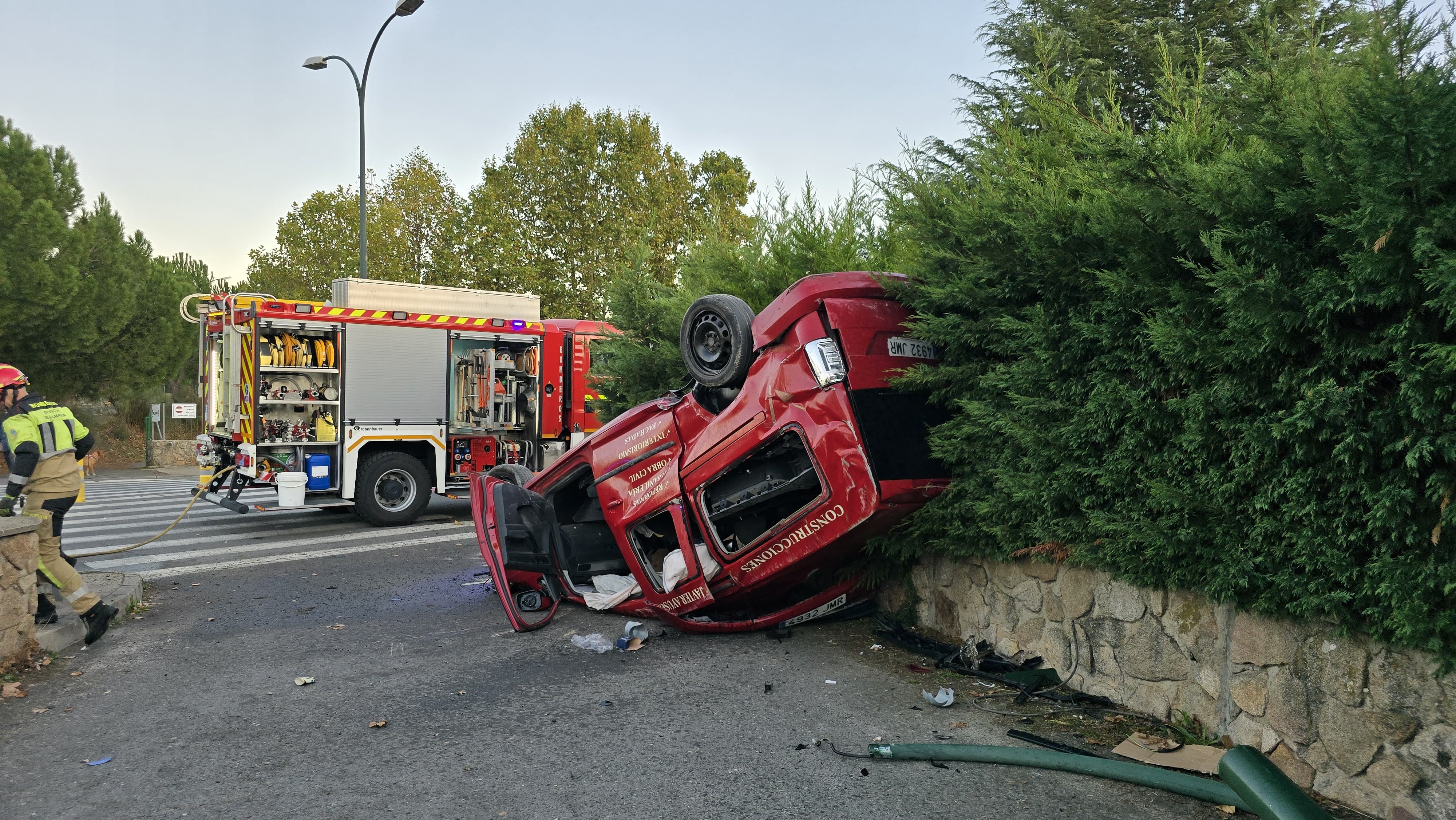 Herido al volcar con su turismo en la avenida de la Vega de Salamanca (2)