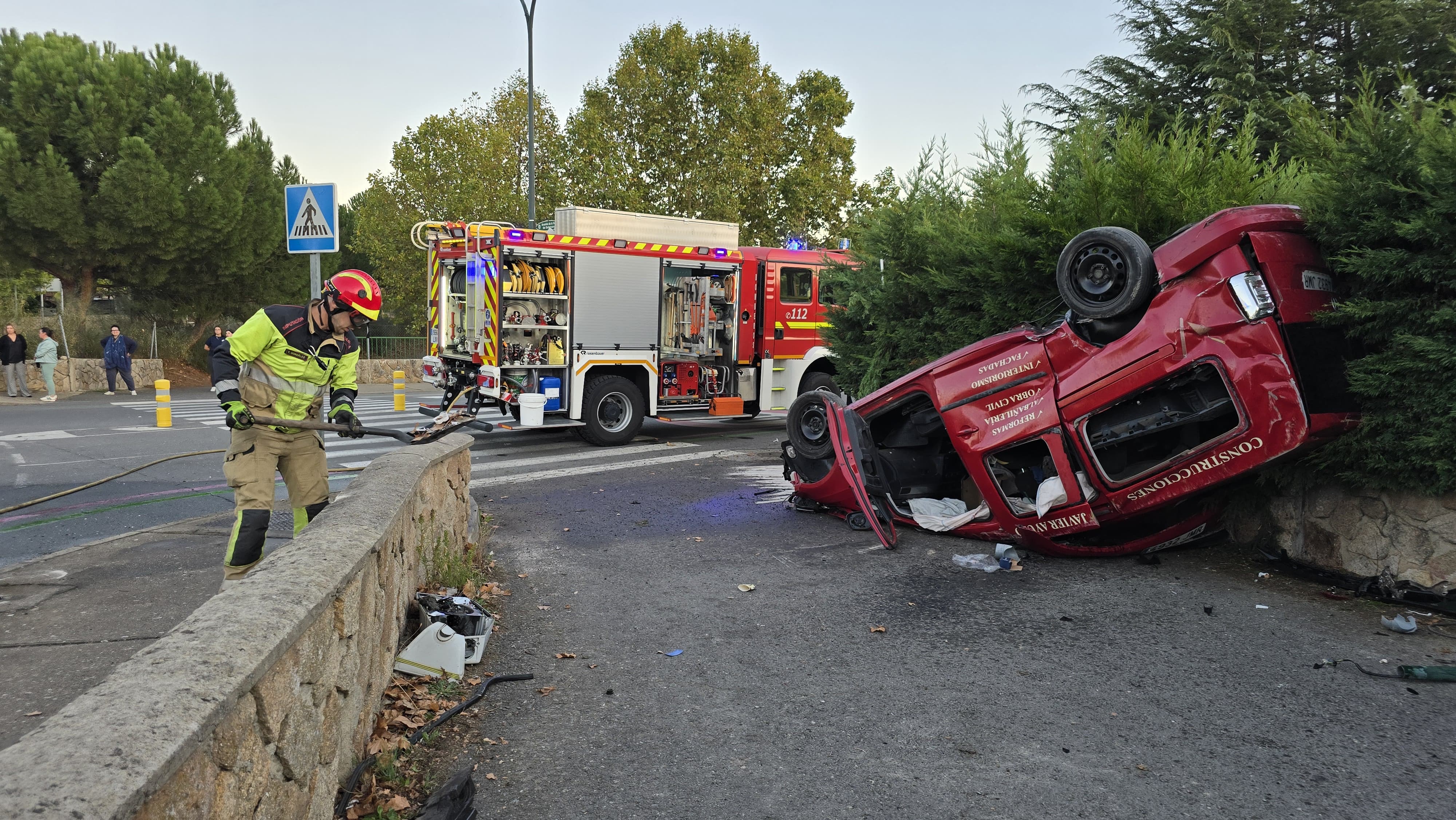 Herido al volcar con su turismo en la avenida de la Vega de Salamanca (1)