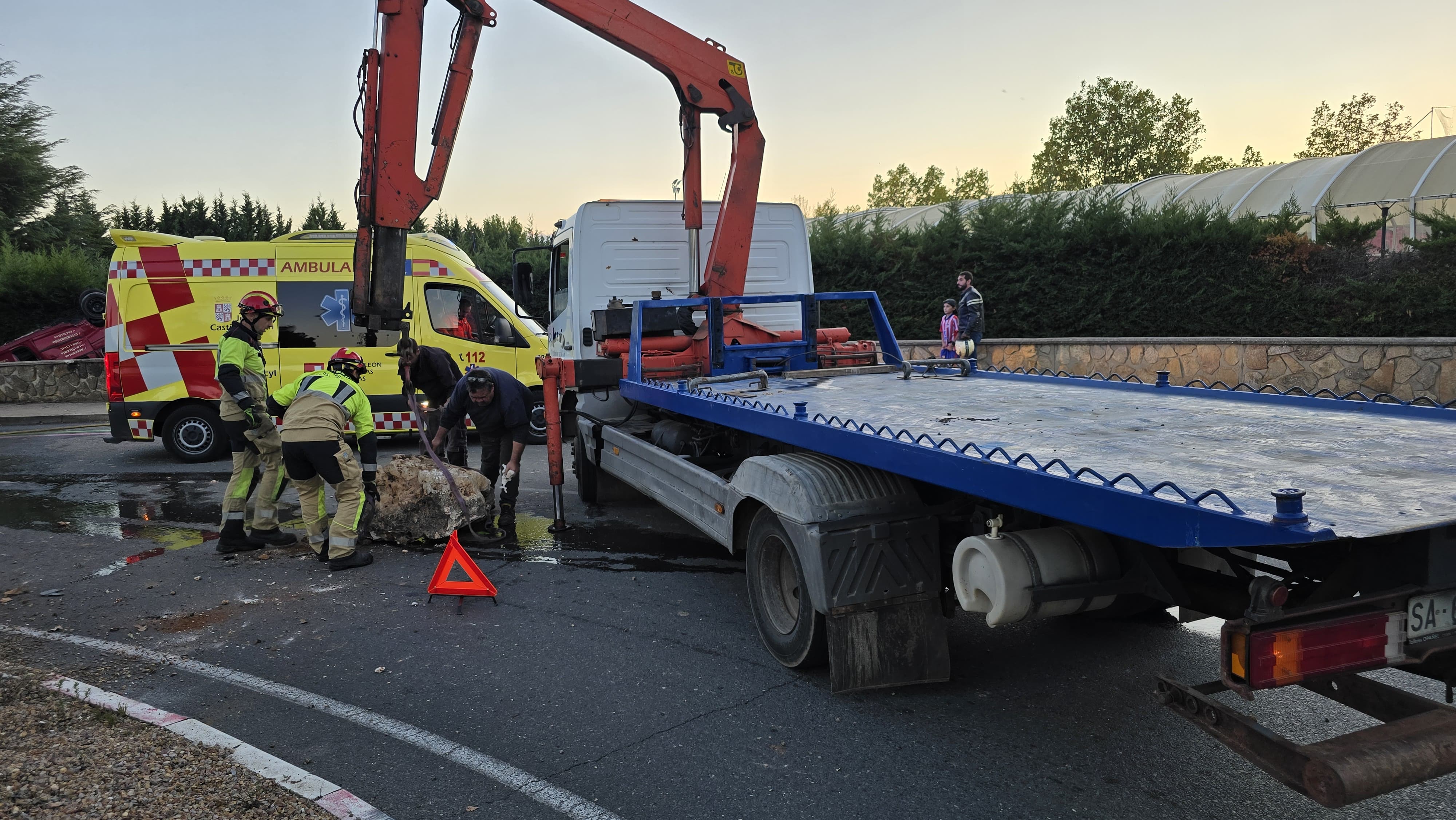 Herido al volcar con su turismo en la avenida de la Vega de Salamanca