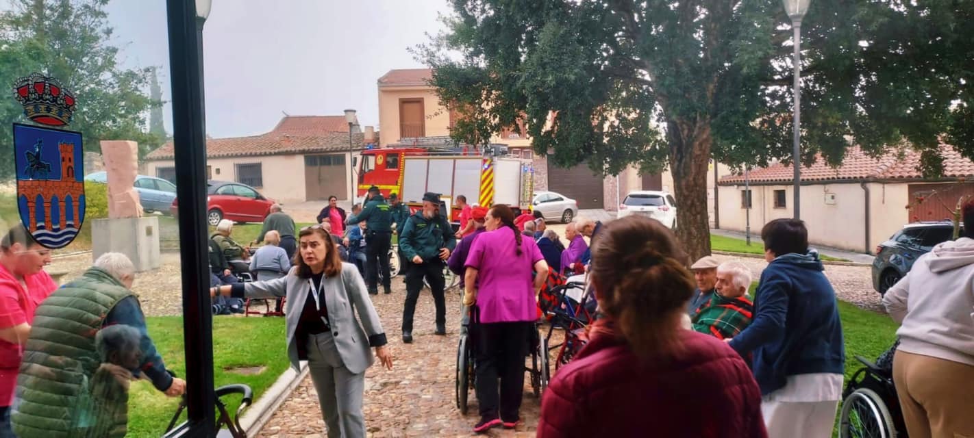 Evacuación de todos los usuarios de la residencia municipal de Ledesma por un simulacro de incendio. Fotos Sentir Ledesma