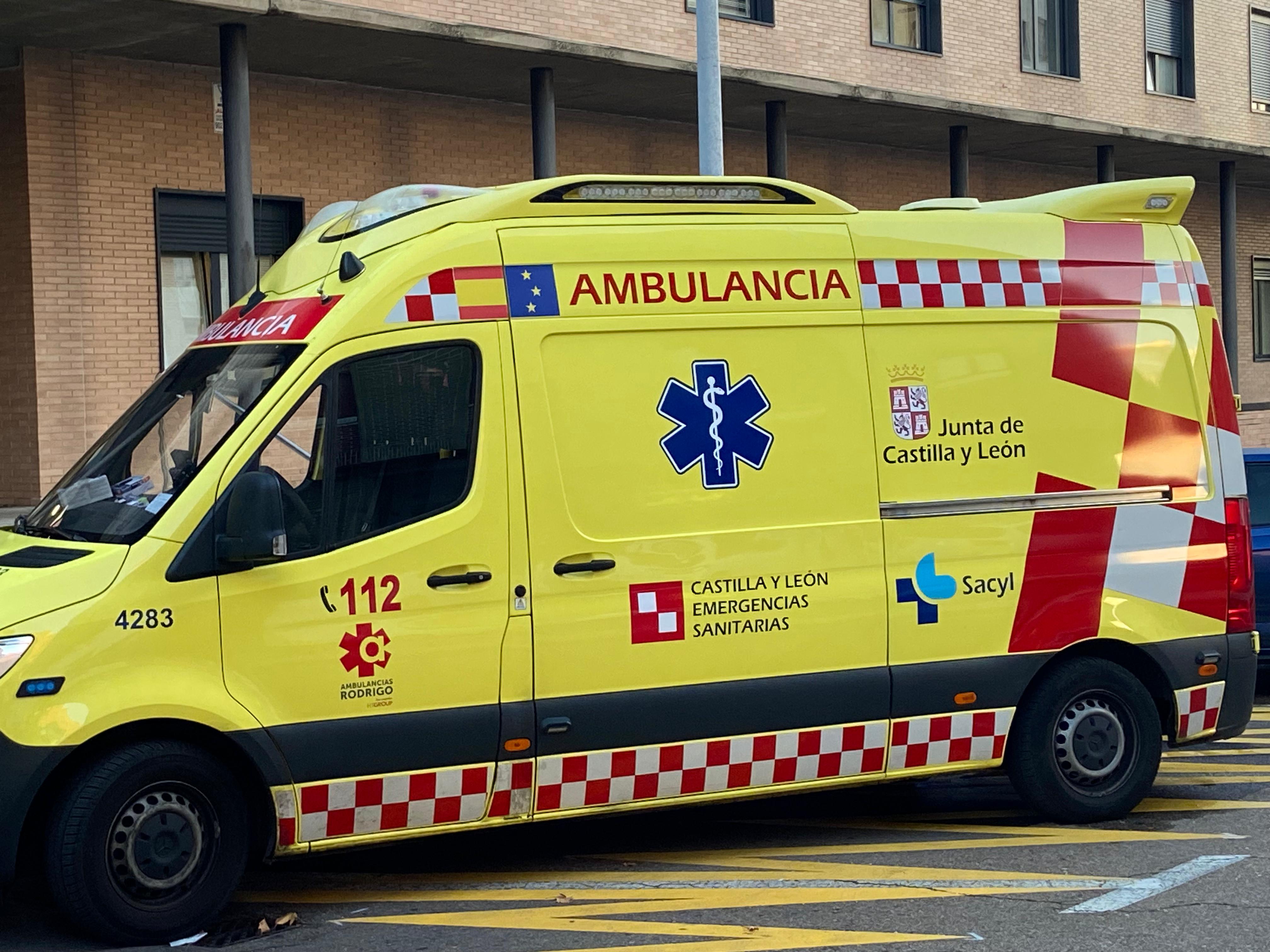 Ambulancia en la calle del Romero. Centro de Salud Garrido Norte. Archivo (3)