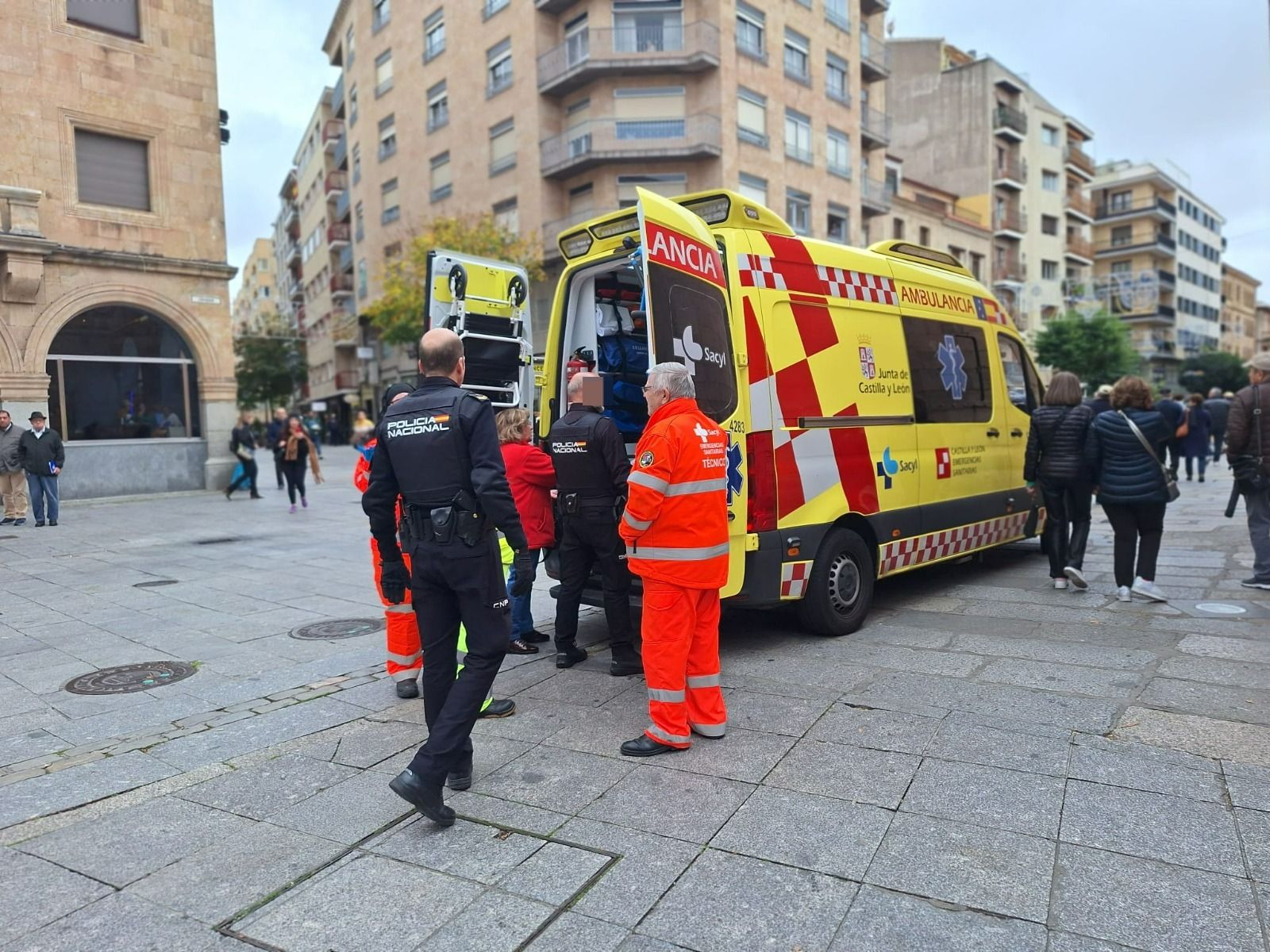 Momento en el que el varón es introducido en la ambulancia