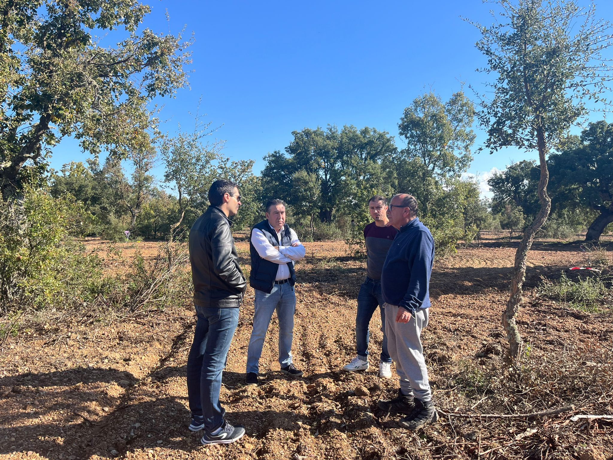 Representantes de UPL visitan el alcornocal de Valdelosa 