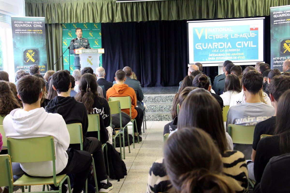 Alumnos de 4º de la ESO participando en la Ciberliga organizada por la Guardia Civil. Foto Guardia Civil | EP