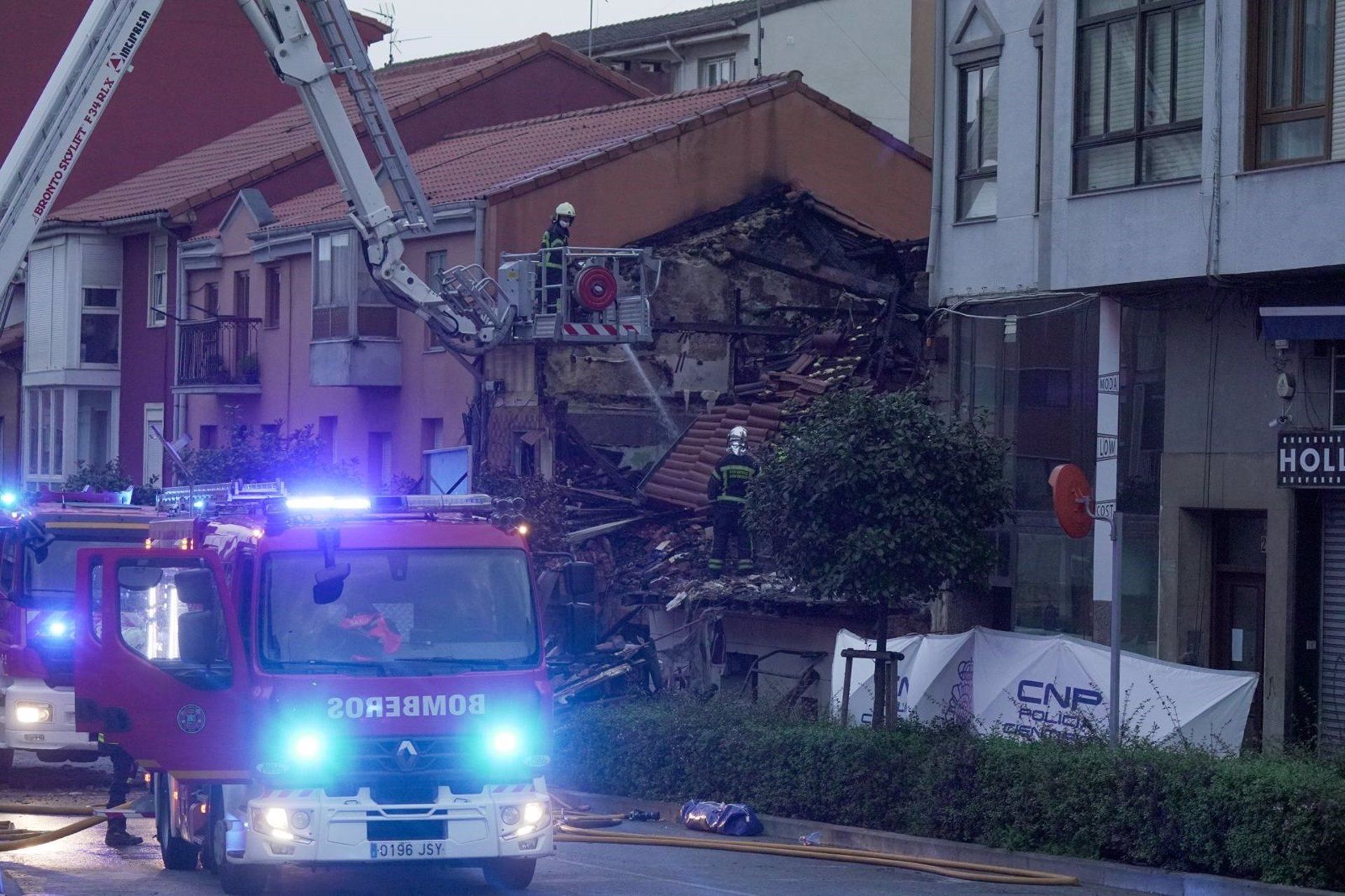 Los bomberos actuando en el edificio derrumbado de La Albericia. Foto NACHO CUBERO | EUROPA PRESS