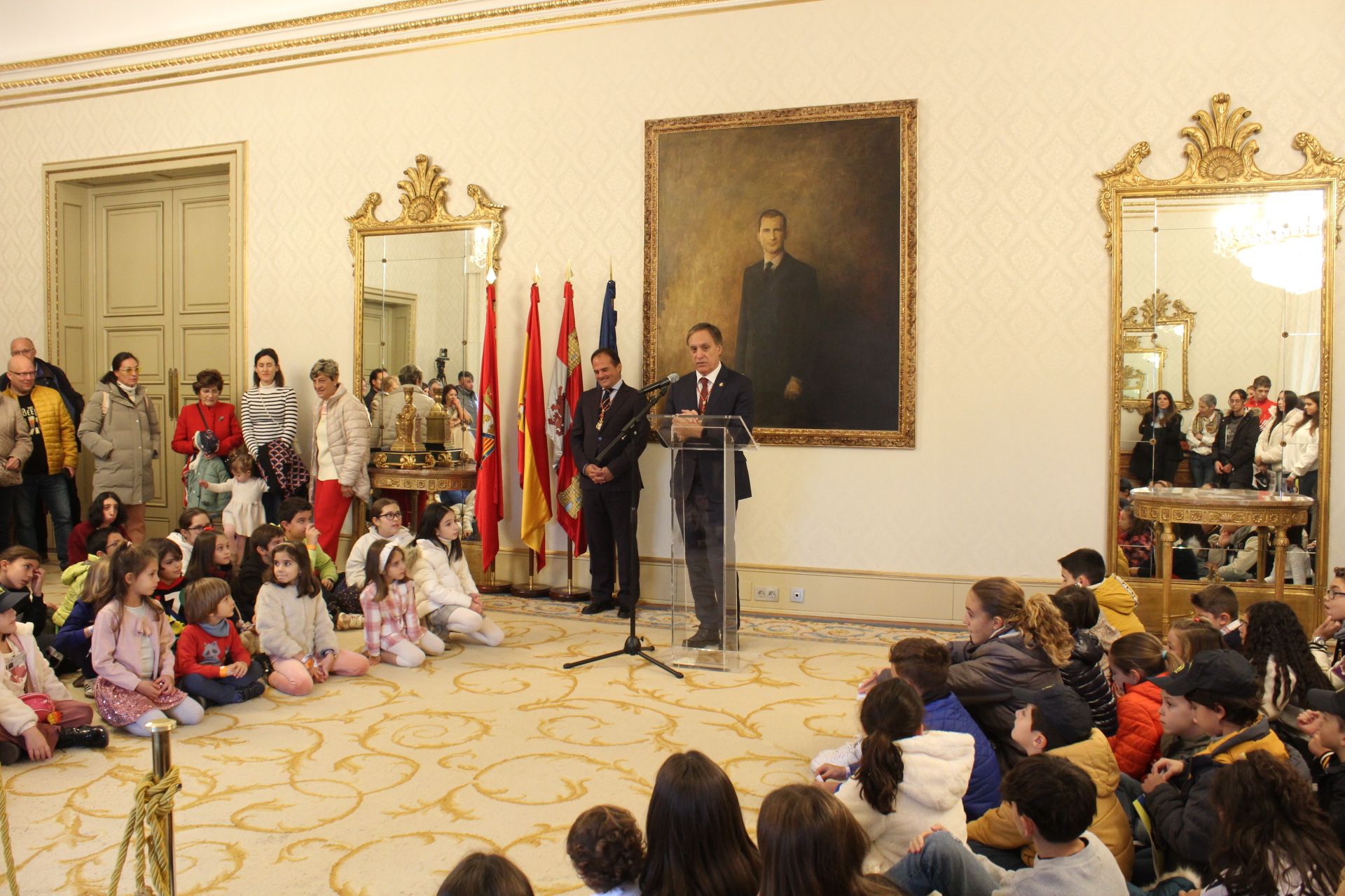 El Alcalde de Salamanca recibe a las familias de la Policía Local