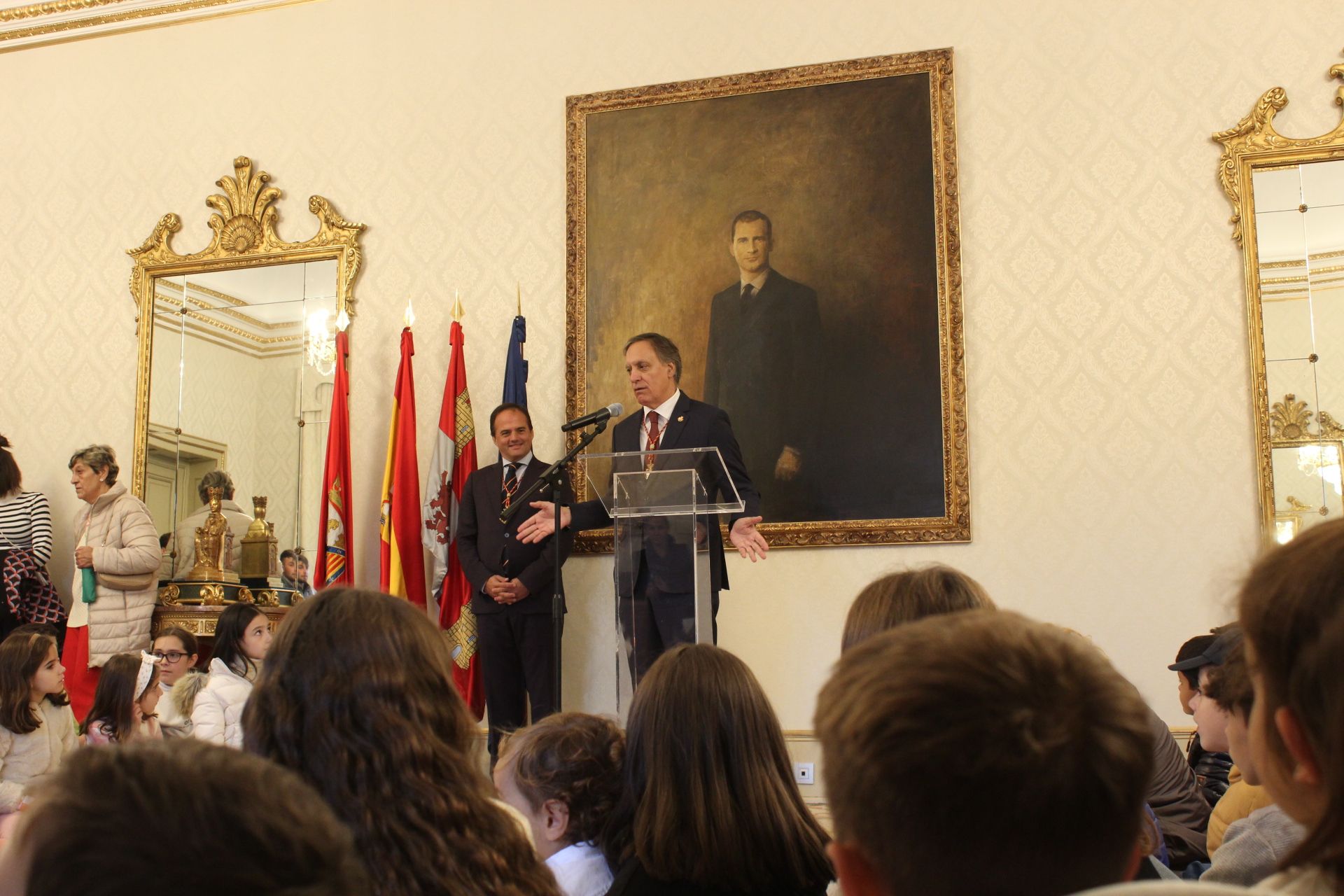 El Alcalde de Salamanca recibe a las familias de la Policía Local