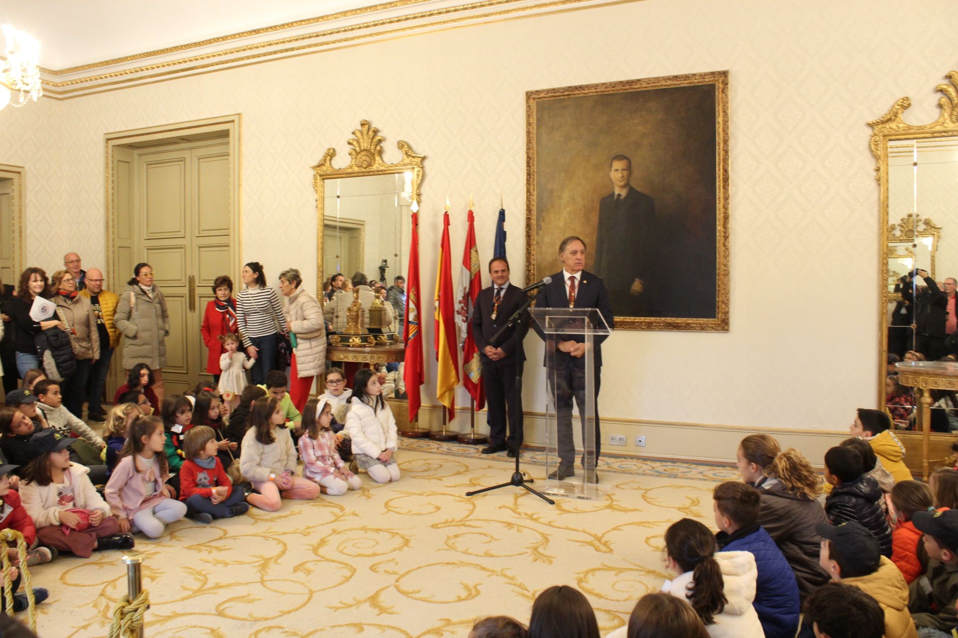 El Alcalde de Salamanca recibe a las familias de la Policía Local