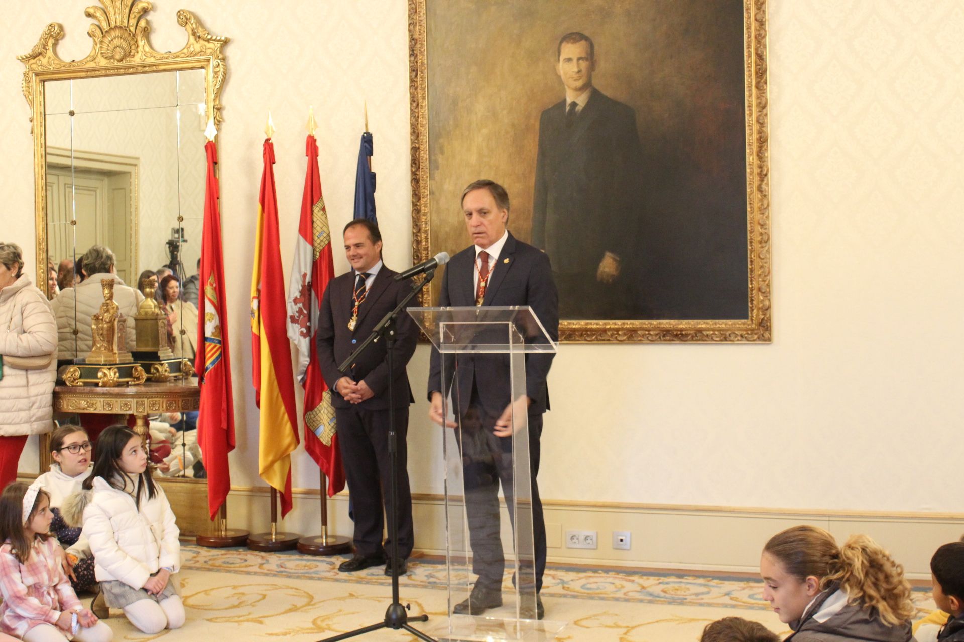 El Alcalde de Salamanca recibe a las familias de la Policía Local