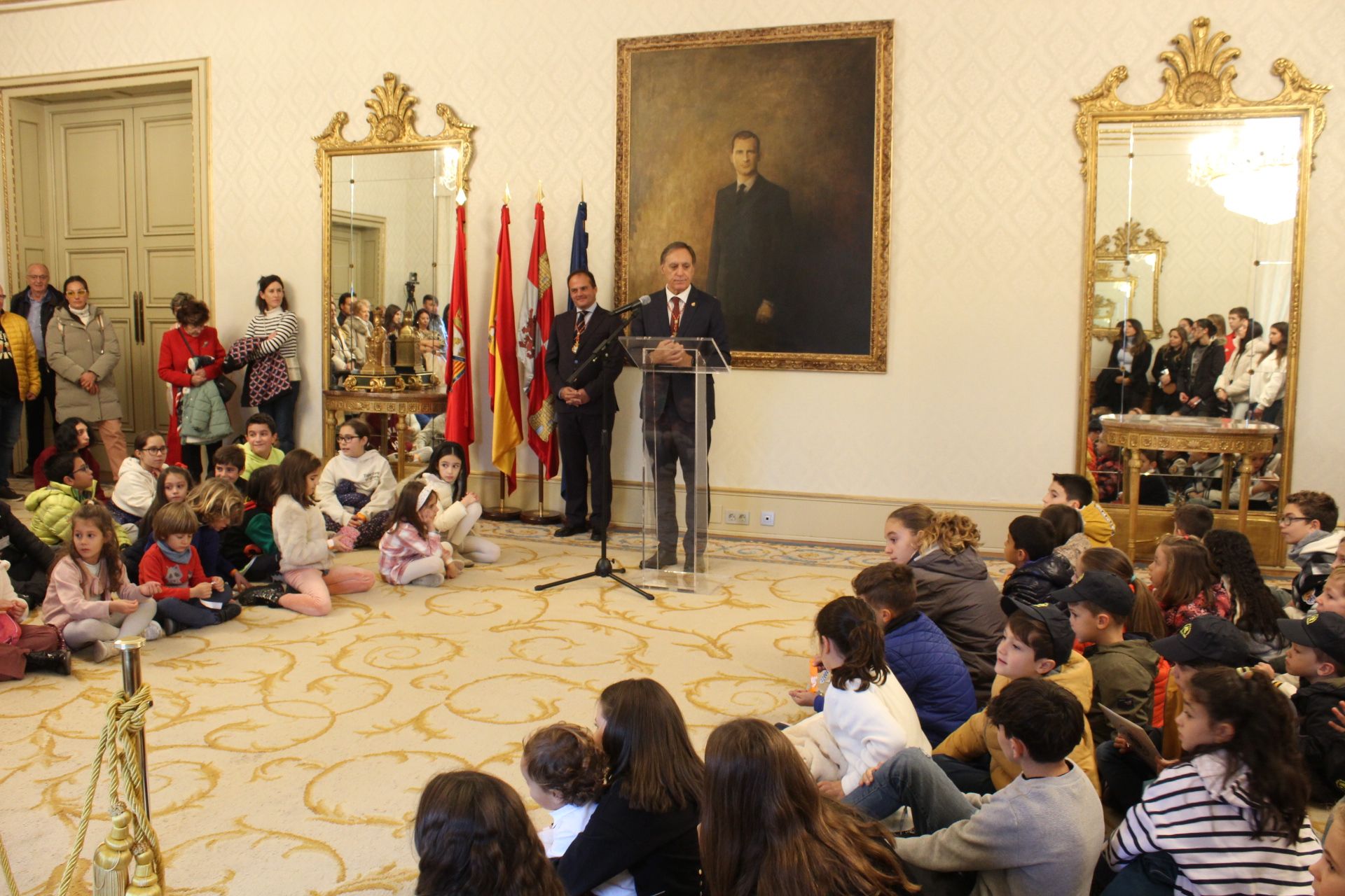 El Alcalde de Salamanca recibe a las familias de la Policía Local