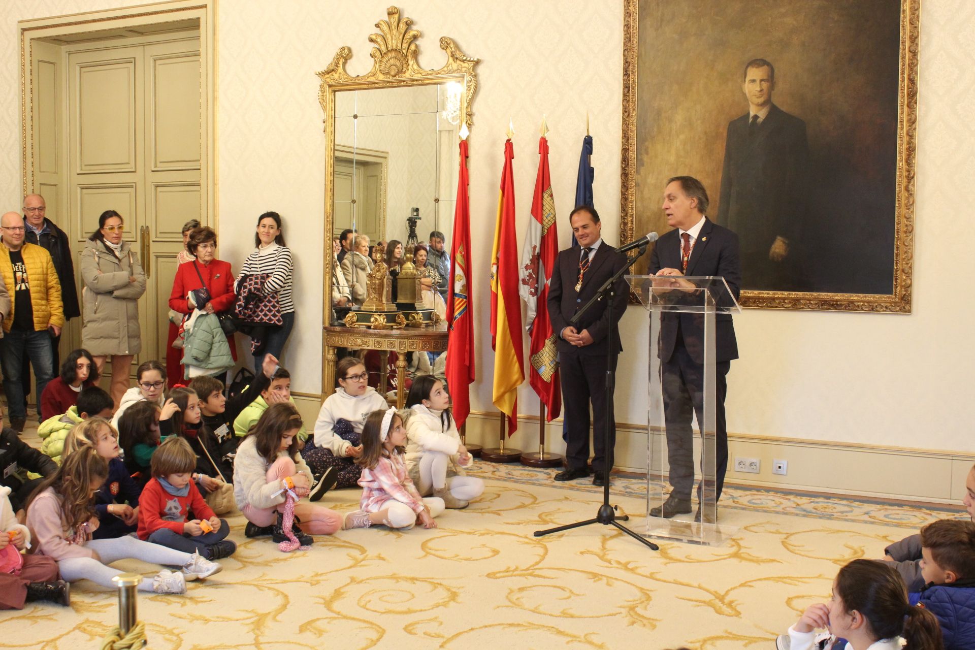 El Alcalde de Salamanca recibe a las familias de la Policía Local