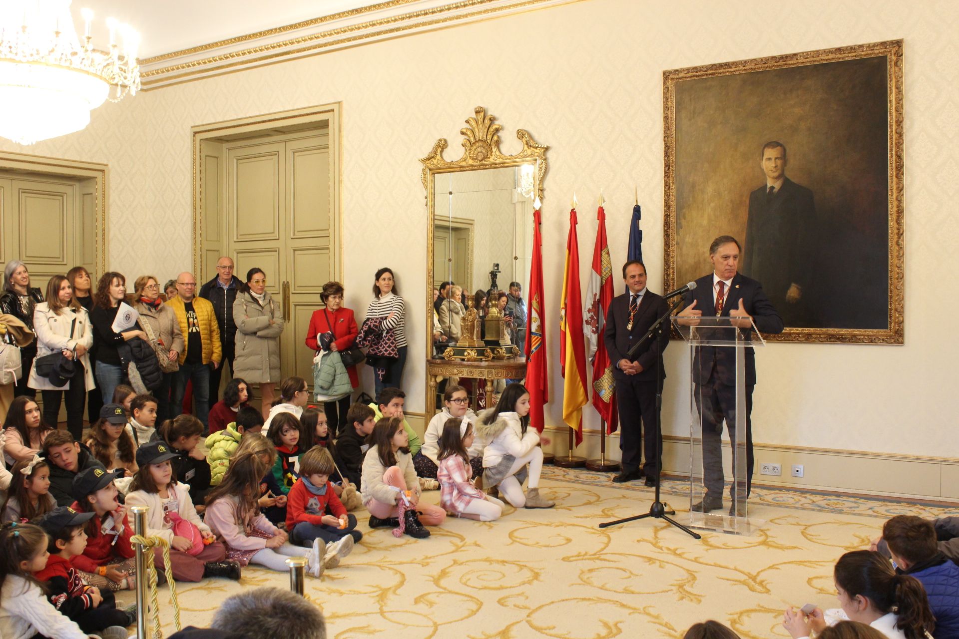 El Alcalde de Salamanca recibe a las familias de la Policía Local