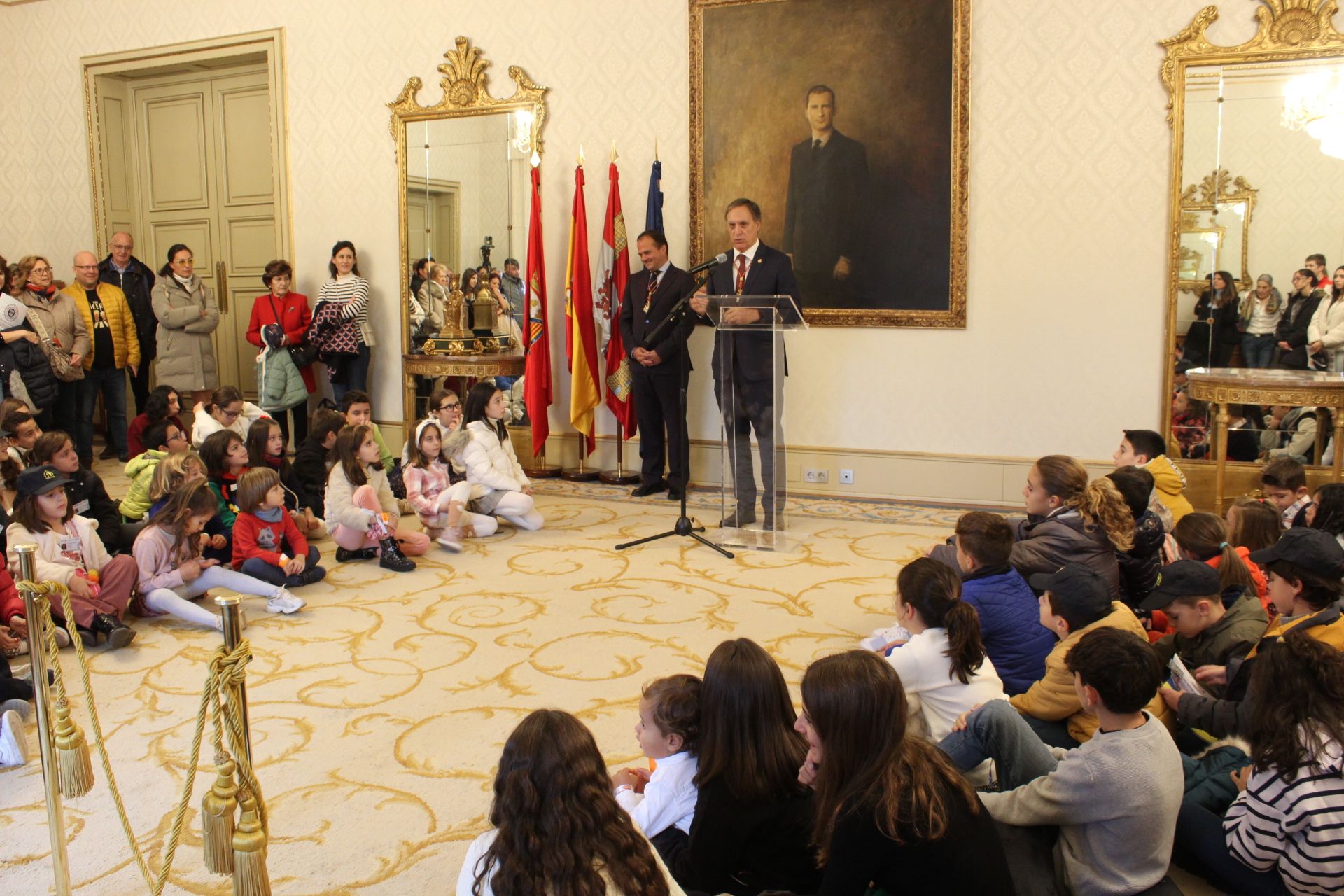 El Alcalde de Salamanca recibe a las familias de la Policía Local