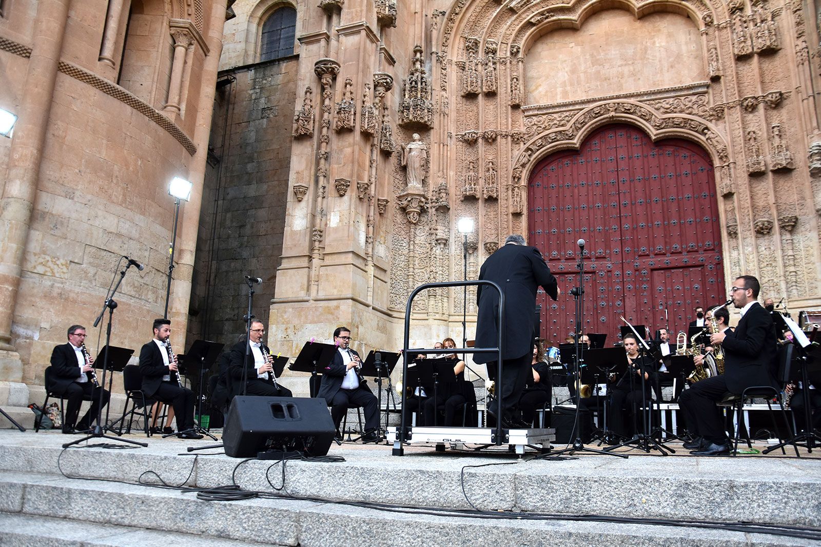 Banda Municipal de música en la fachada de la Universidad de Salamanca