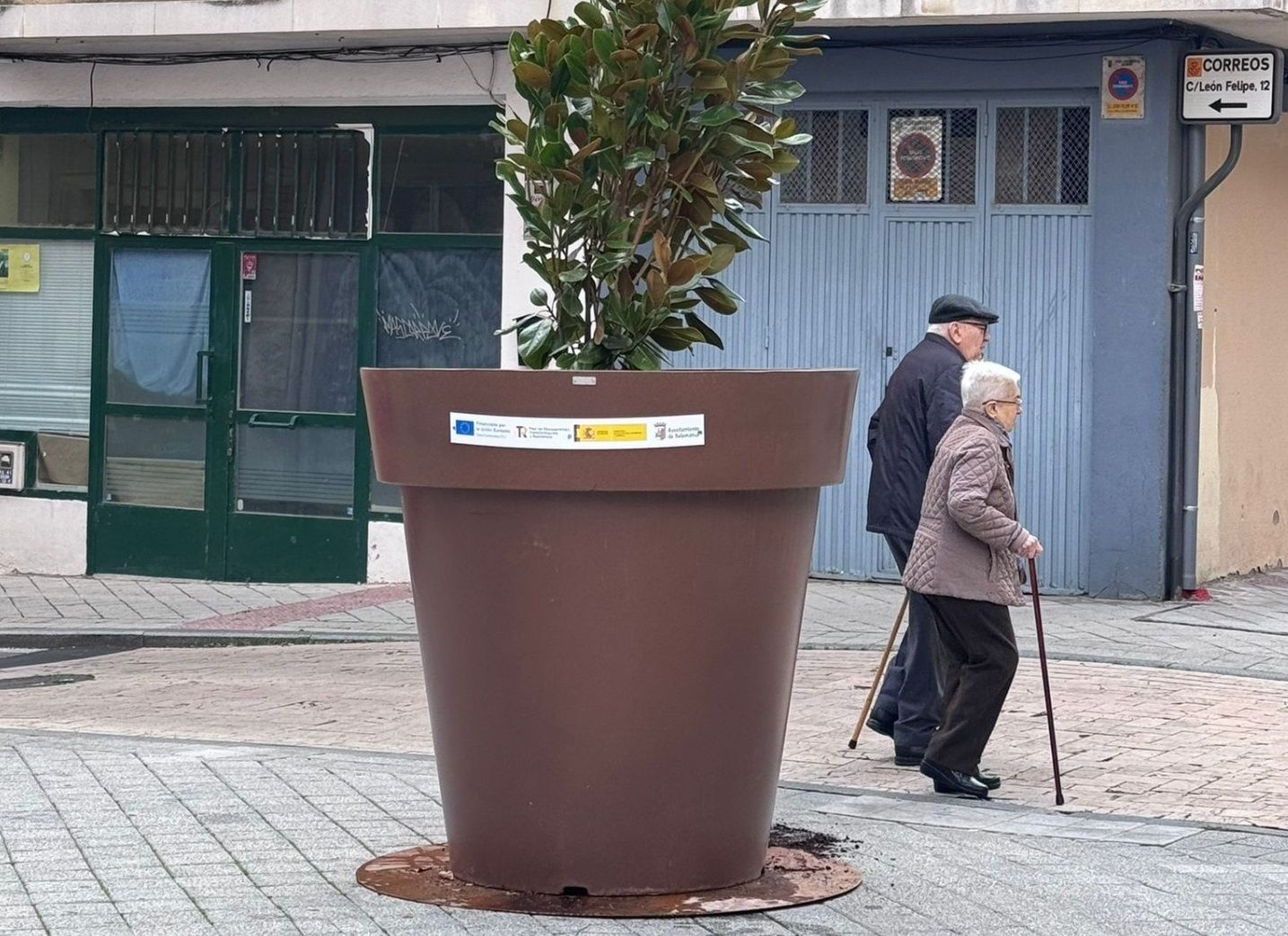 Maceteros gigantes reubicados en la calle Gütenberg. Foto Facebook ZOES Asociación Barrio Oeste