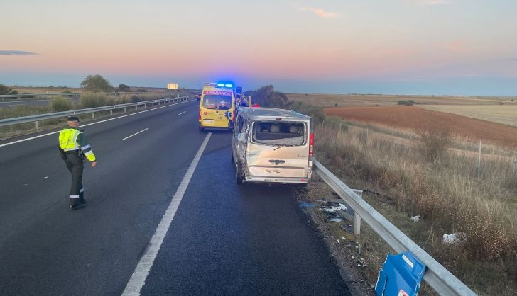 Accidente entre un camión y un coche en la A62 en La Orbada (2)