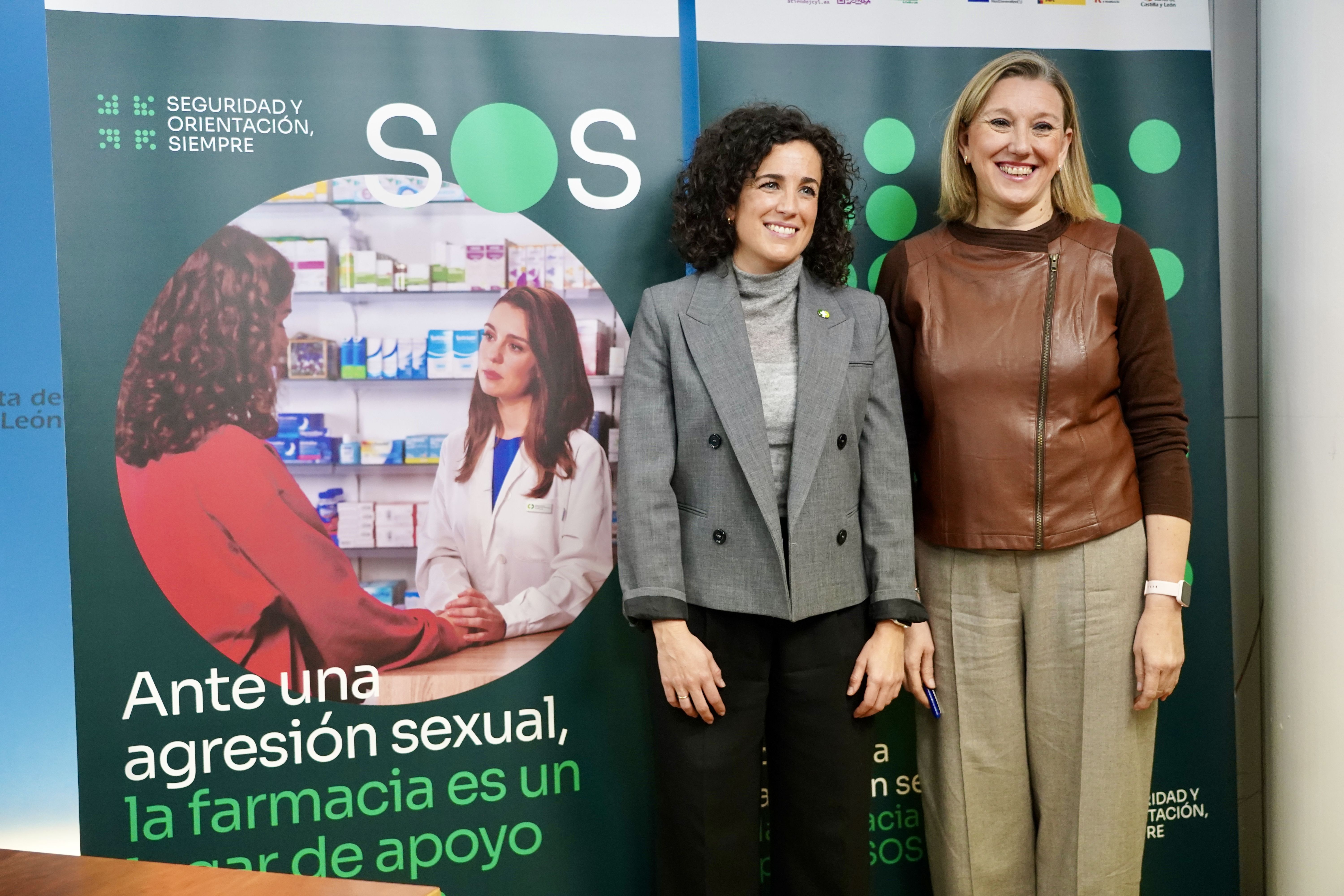 La vicepresidenta de la Junta Isabel Blanco acompañada por la presidenta del Consejo de Colegios Profesionales de Farmacéuticos de Castilla y León, María Engracia Pérez