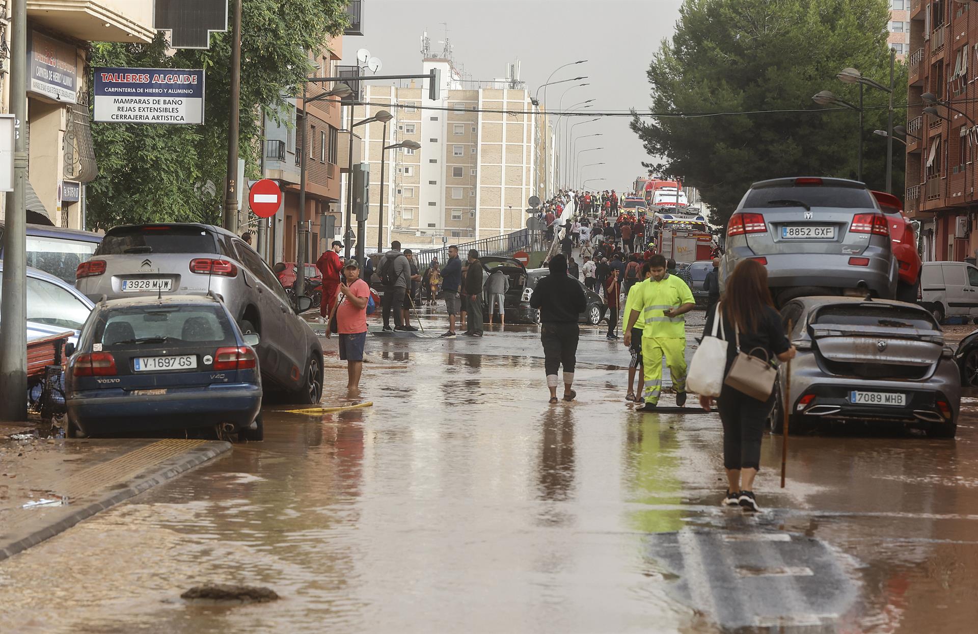 Vehículos destrozados tras el paso de la DANA por el barrio de La Torre de Valencia - Rober Solsona - Europa Press