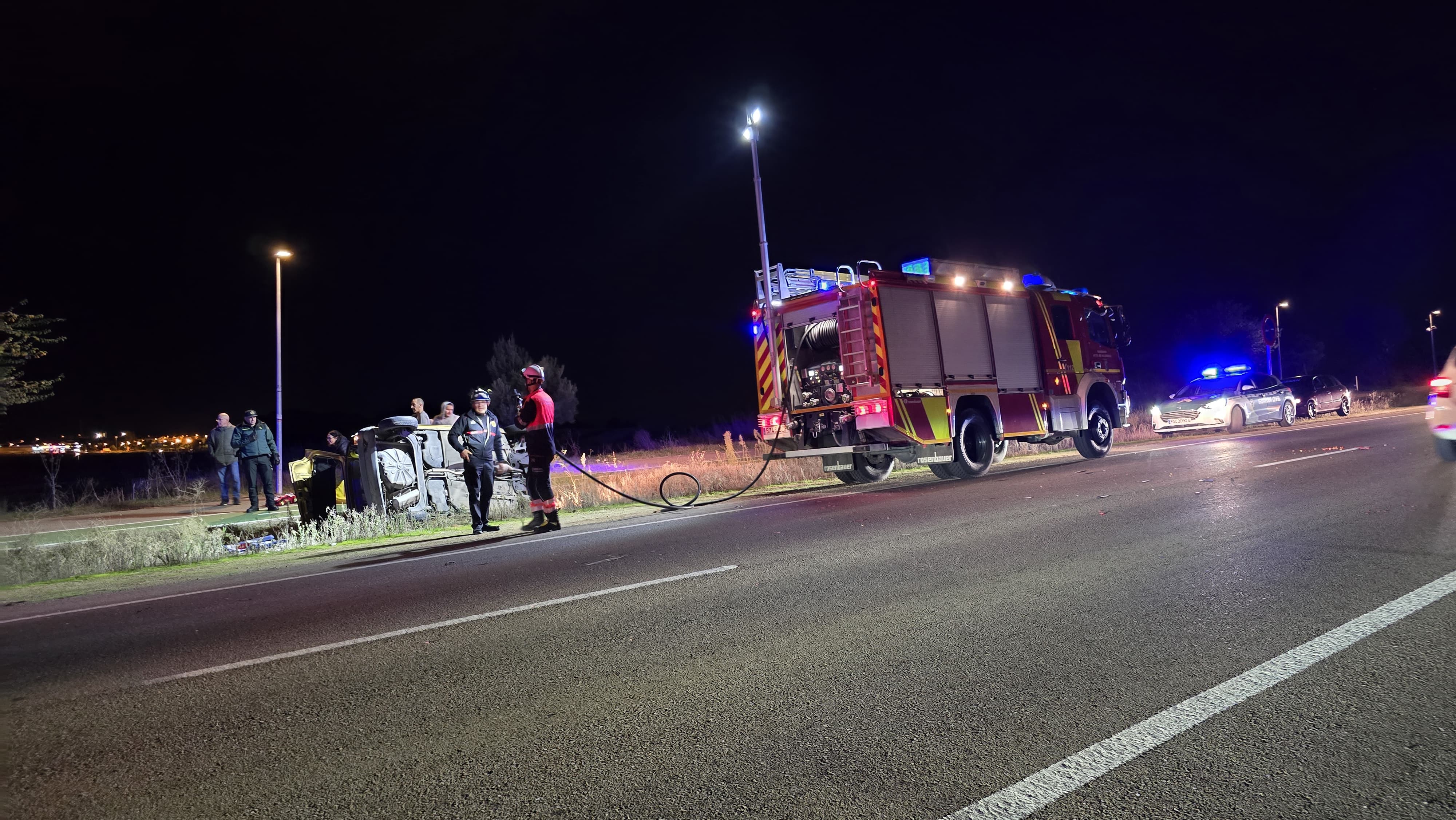 Vuelco de un turismo en la carretera de Zamora. Fotos Andrea M. 